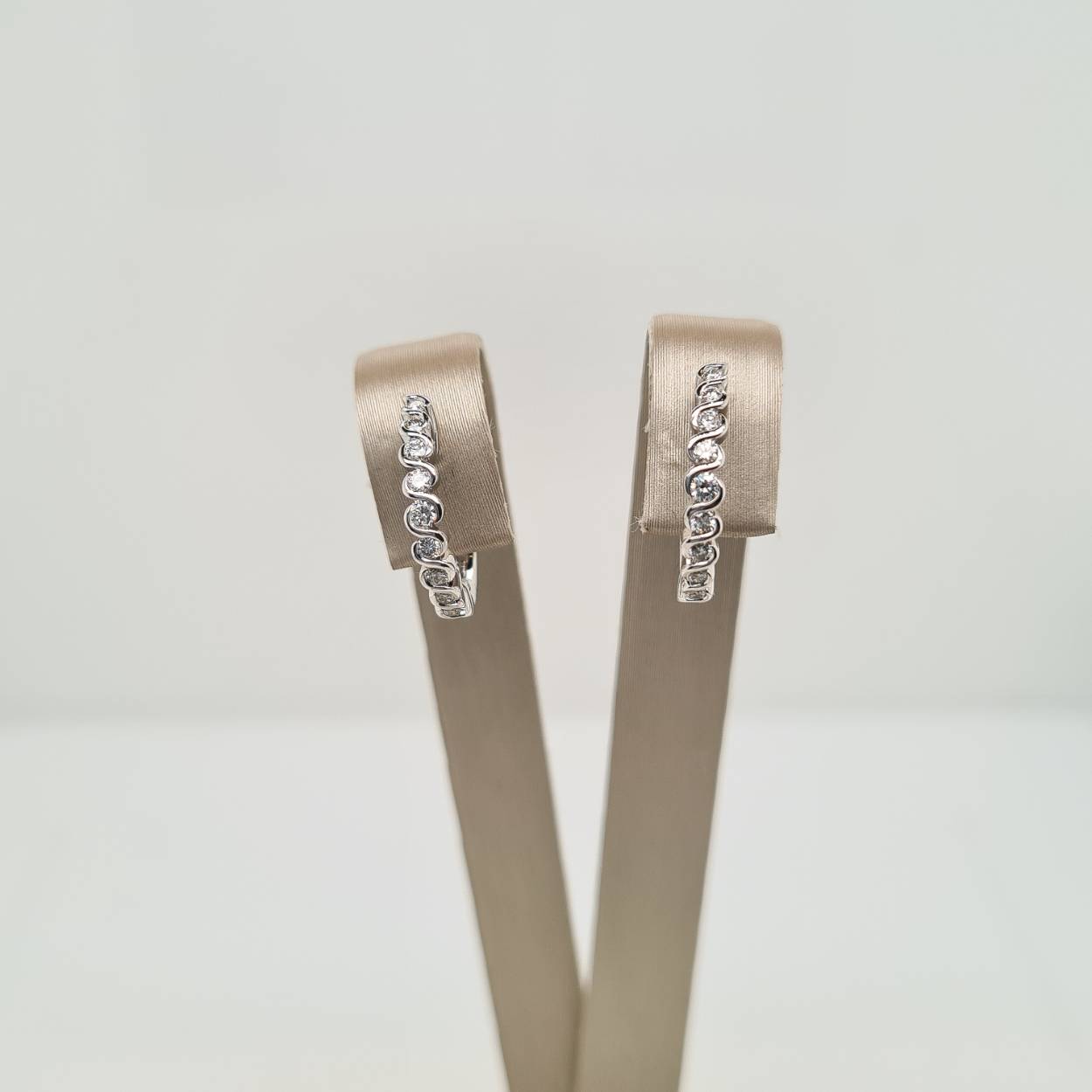 Prachtige 14krt witgouden klapcreolen met diamant VSI/TW.