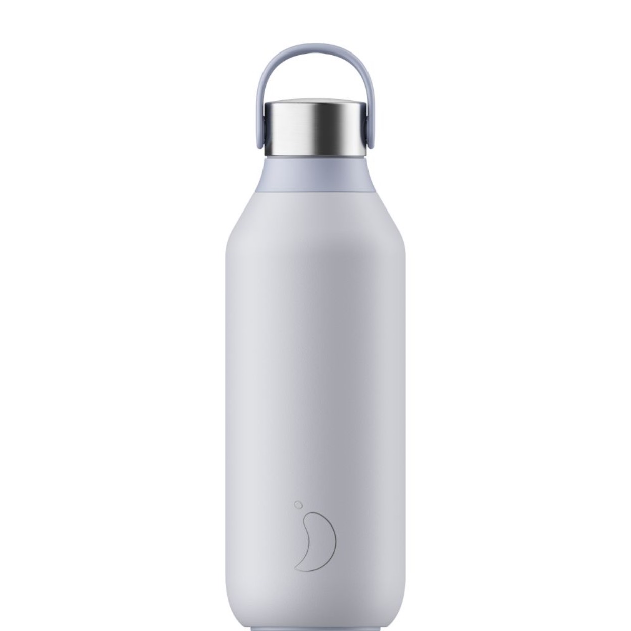 Chilly's Series 2-flessen hebben een nieuw ontworpen dop met schroefdraad en een draaglus die het gemakkelijk maakt om mee te nemen. In tegenstelling tot de originele Chilly's Bottles is de o-ring in dop ingebouwd voor een nog veiligere afdichting.

De antibacteriële drinkkraag voelt zacht aan en is perfect gevormd om van te drinken. Een andere nieuwe toevoeging aan de Series 2-flessen is de siliconenbasis die voorkomt dat de fles op oppervlakken wegglijdt.

Chilly's Series 2-flessen zijn gemaakt van hoogwaardig roestvrij staal met een gepoedercoate buitenkant. De nieuwe kraag rond de hals van de fles is gemaakt van plastic verrijkt met een BioCote-additief. 
De drinkvlakken van alle Chilly's Series 2-producten bevatten een antimicrobieel additief dat microben tot 99,99% vermindert.

Specificaties;

Inhoud: 500ml
Breedte: 7.5cm
Hoogte: 22cm