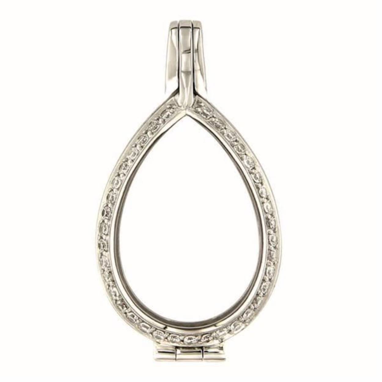 Het MY iMenso Goccia "Zirconi" medaillon is apart door de vorm. De druppelvorm geeft de hanger een speciale look. Het MY iMenso medaillon,vervaardigd uit zilver(925), is een hoogwaardig sieraad dat geïndividualiseerd kan worden voor ieder moment en voor iedere gelegenheid.

Het MY iMenso medaillon kan op oneindig veel manieren gepersonaliseerd worden: simpelweg door het te openen en insignia’s (inserts) toe te voegen en te combineren. U kunt kiezen uit een grote collectie insignia’s: edelstenen, munten, en andere veelzijdige en personaliseerbare designs.

In dit medaillon kan maar 1 insignia worden geplaatst worden. Indien u meerdere insignia's tegelijkertijd wilt dragen dan kunt u kijken naar de 25-0069.