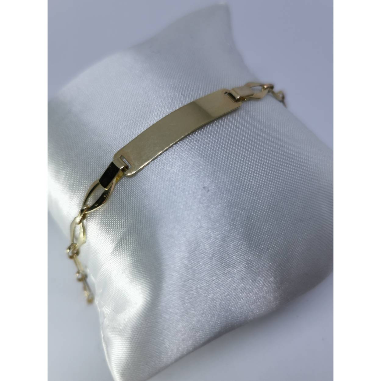 14 karaat gouden baby naam armband 
graveren mogelijk