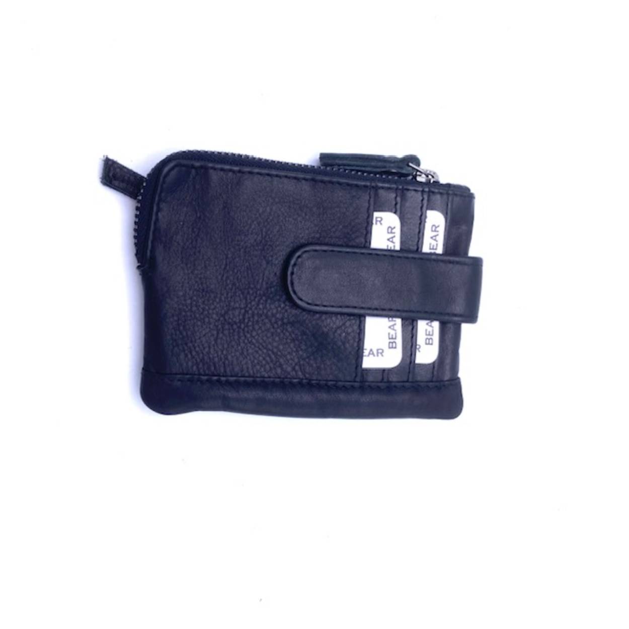 Kleine Leren Portemonnee – Compact en Praktisch | Bear Design
Dé ideale mini-portemonnee voor onderweg.

Op zoek naar een kleine portemonnee die toch alles bij de hand houdt? Deze compacte leren portemonnee is perfect voor dagelijks gebruik of wanneer je licht wilt reizen. Gemaakt van hoogwaardig leer en uitgevoerd in een stijlvol, tijdloos design.

Praktisch en overzichtelijk:

Geschikt voor 4 pasjes
Extra ruimte voor muntgeld
Vakken voor briefgeld
Handig vakje voor een sleutel
Dankzij het slanke formaat past deze mini-portemonnee gemakkelijk in je broekzak, jaszak of kleine tas. Ideaal voor op reis, tijdens het sporten of als je alleen het hoognodige mee wilt nemen.

Voordelen:
✔ Gemaakt van duurzaam en stevig leer
✔ Super compact en lichtgewicht
✔ Multifunctioneel: portemonnee én sleutelopberger
✔ Verkrijgbaar in diverse kleuren (optioneel aanpassen)

Zoekwoorden (SEO):
kleine portemonnee, leren mini portemonnee, dames portemonnee compact, heren portemonnee klein formaat, portemonnee met sleutelvak, minimalistische portemonnee

Afmetingen:
Hoogte: 8 cm
Breedte: 12 cm
Diepte: 0,5 cm

Perfect voor iedereen die houdt van stijl, eenvoud en gemak. Voeg hem nu toe aan je collectie!

