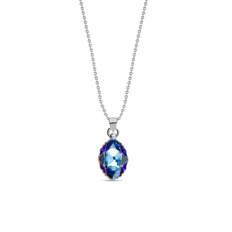 Deze Delia Vela ketting is volledig gemaakt van 925 sterling zilver, de allerbeste kwaliteit zilver, en voorzien van een fijntjes gepolijst oppervlak dat mooi glanst. De ketting bestaat uit meerdere kleine schakels die allemaal fijntjes op elkaar aangesloten zijn en samen een mooi geheel vormen, met een handige karabijnsluiting waardoor u deze ketting gemakkelijk om- en afdoet. Aan de voorkant zit een abstracte hanger met daarop een blauw Swarovski kristal dat mooi glinstert. Deze ketting heeft een stijlvol ontwerp dat niet zal misstaan bij bijvoorbeeld een luxe gala en is dan ook bijzonder leuk als cadeau. Spark Jewelry staat garant voor de mooiste sieraden die gebruik maken van de schitterende Swarovski kristallen.