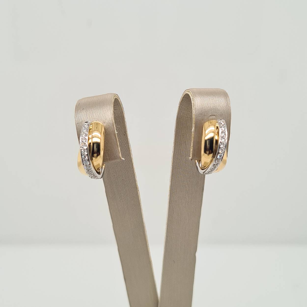 Prachtige 14 karaat gouden oorbellen met diamant, 0.17crt.