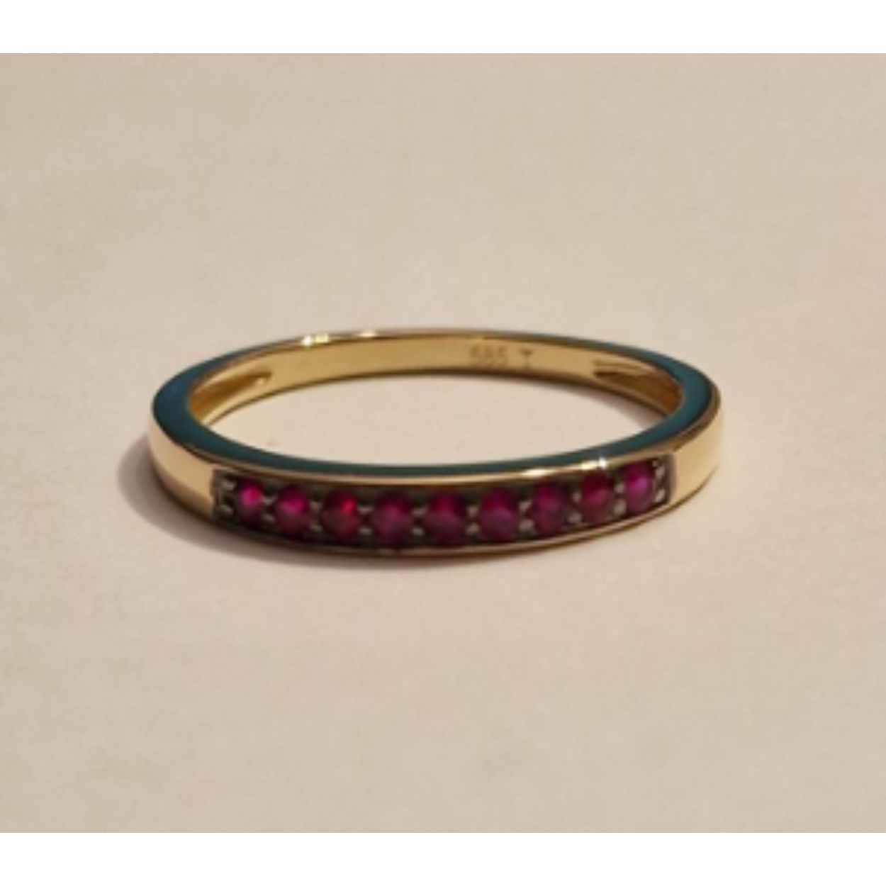14k rijring met pavé gezet robijn