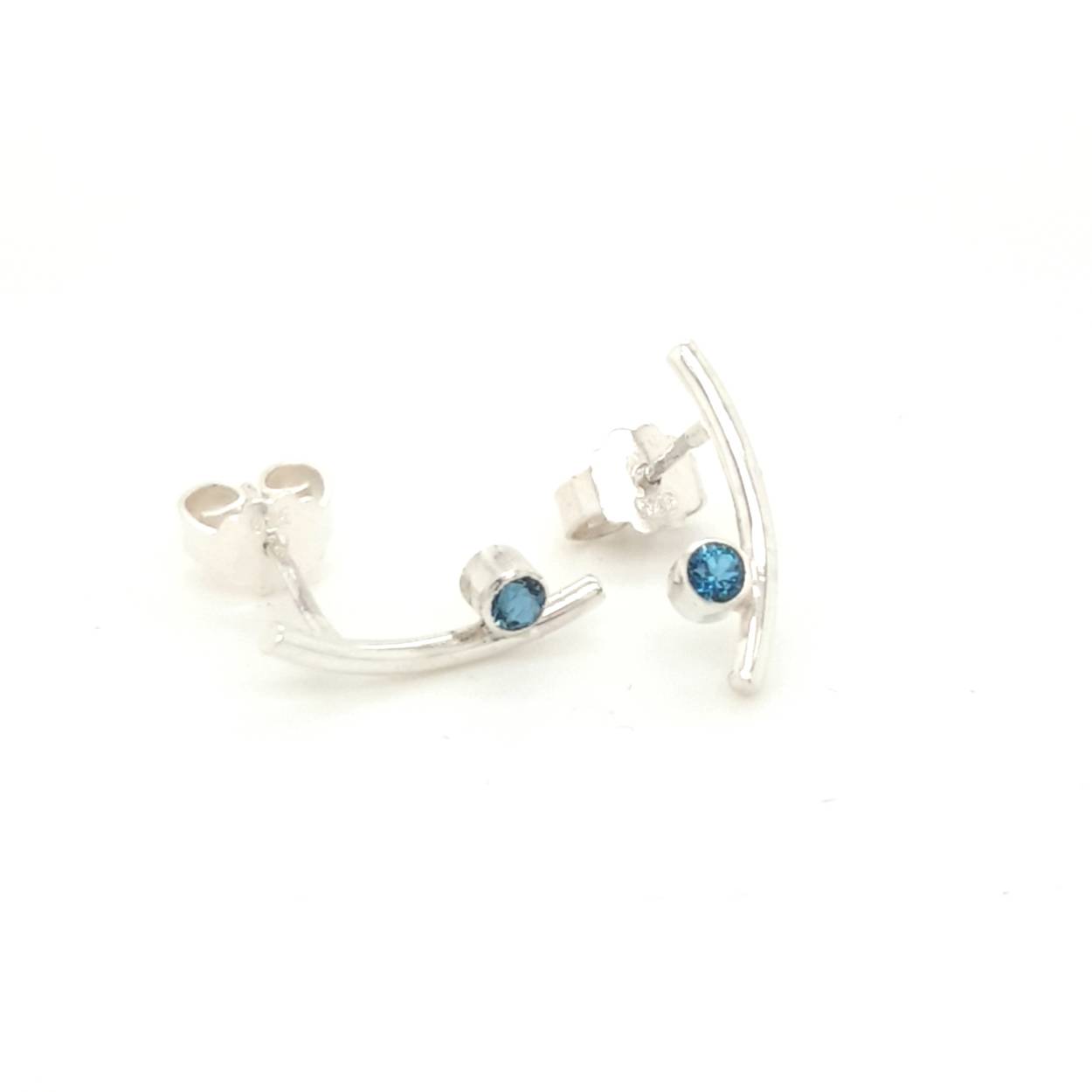 Verfijnde oorstekers van zilver en blauwe topaas. Deze vrolijke oorknoppen toveren een glimlach op je gezicht als je ze draagt.

Sierlijke verfijnde draden laten deze ontwerpen voor zichzelf spreken. Met een letterlijke twist zijn deze sieraden goed draagbaar en makkelijk te combineren. Een energieke wikkel van sierlijkheid die jou laat stralen. Elk sieraad wordt met de hand gemaakt in ons eigen atelier en ontstaat spontaan op gevoel. Jouw Twist is dus altijd uniek.

Maak een afspraak en kom deze schattige oorknoppen eens passen! Of bestel ze gelijk, dan sturen we ze mooi verpakt naar je toe.