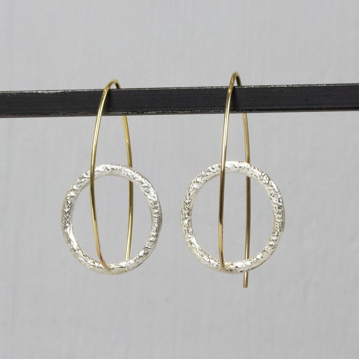 Creatieve oorbel gemaakt van Goldfilled in combinatie met 925 sterling zilver. Combineer deze oorbellen met een mooi collier, een armband en ring voor een complete look!