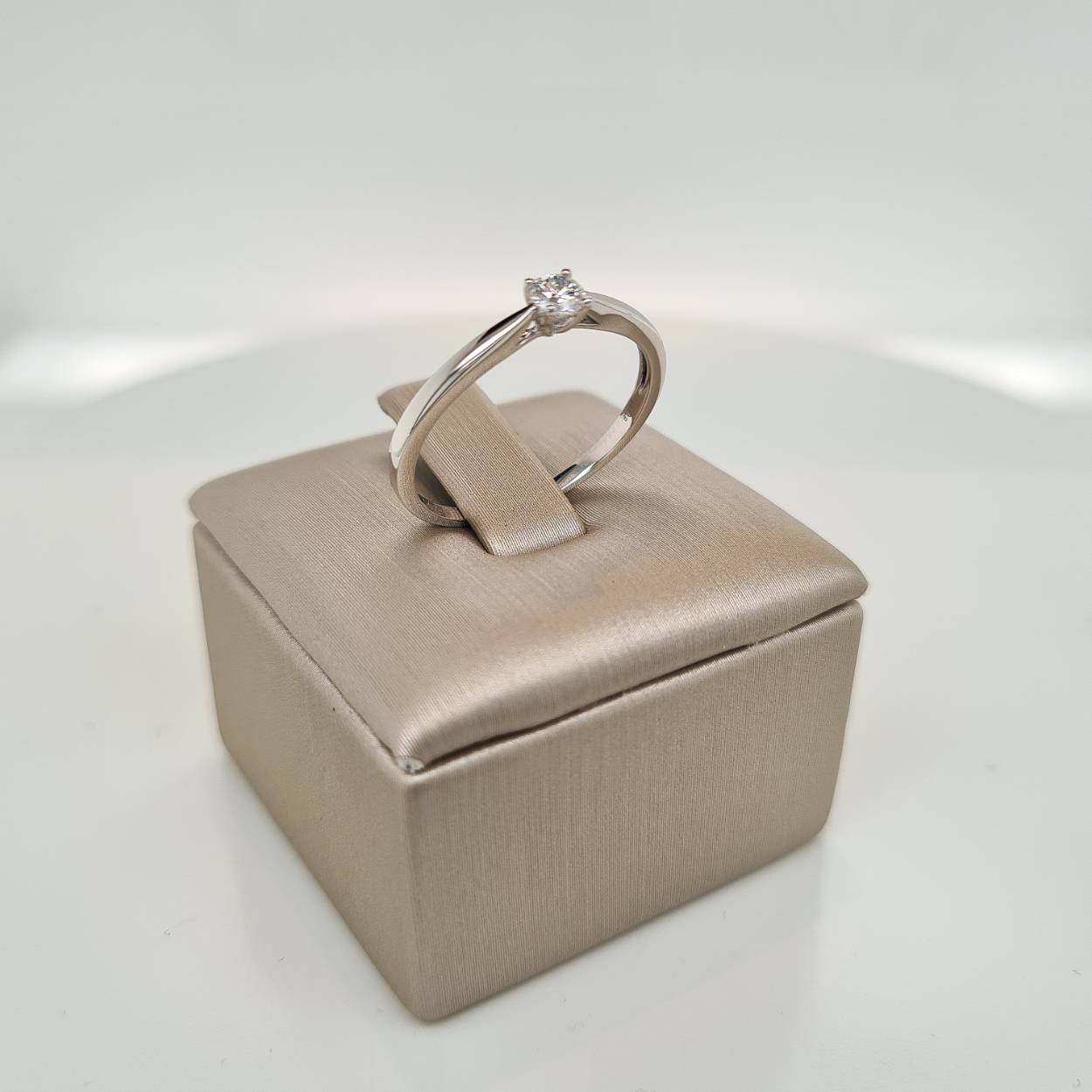 Prachtige 18krt witgouden solitair ring met diamant, 0,15crt H Si. 

De maat van de ring is 54 (17 1/4). Heeft u een andere maat, neem dan gerust contact met ons op.