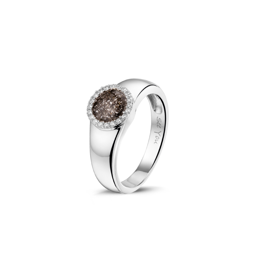 Zilveren ring met zirkonia. Dit sieraad wordt zichtbaar aan de voorkant gevuld met as en wordt vermengd met onze speciale hars.