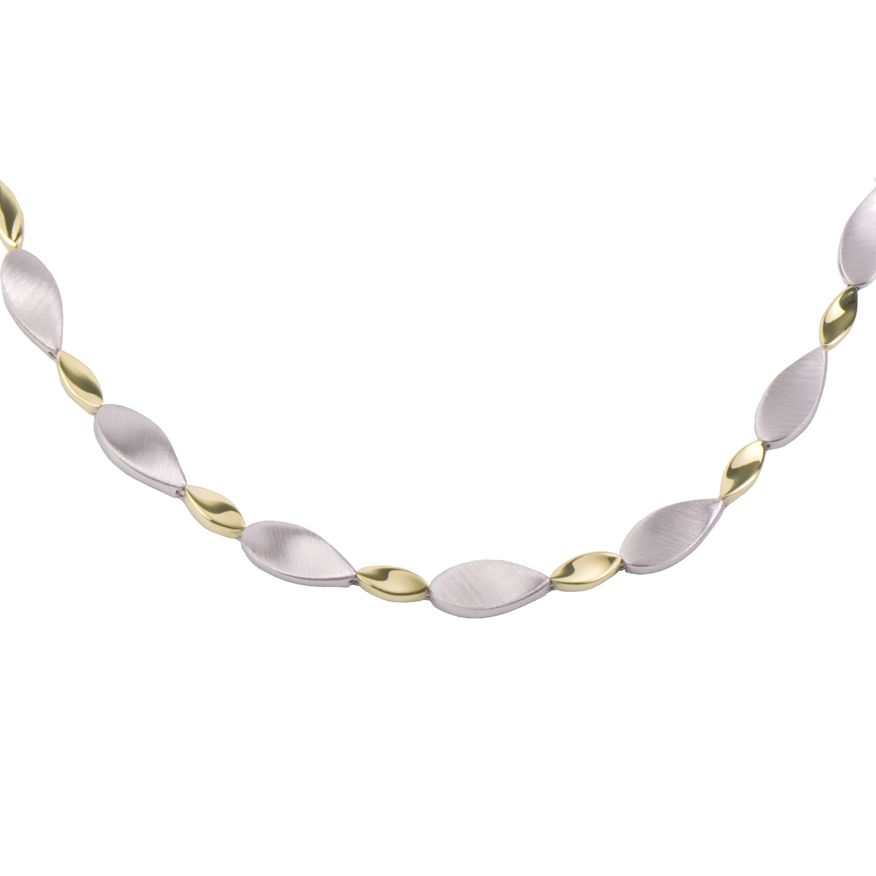 Dit collier is gemaakt van 925 zilver. Het collier is gedeeltelijk gematteerd en gedeeltelijk glad gepolijst, de combinatie van mat/ glans geeft dit collier een erg mooie uitstraling. De glanzende schakels zijn zilver verguld (goudkleur). Ook heeft het collier een stevig karabijnslot.