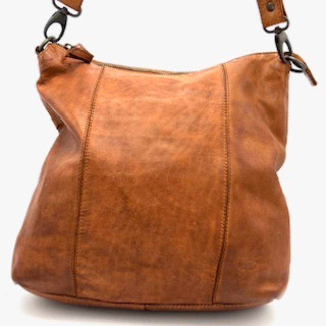 Leuke buidel welke u kort en lang kunt dragen.
Aan de achterkant heeft u nog een handig vak welke kan worden afgesloten met een rits. Onder de toprits 1 hoofdvak met steekvak en ritsvak.

Afmetingen:
Hoogte 30cm x breed 33cm x diep 9cm