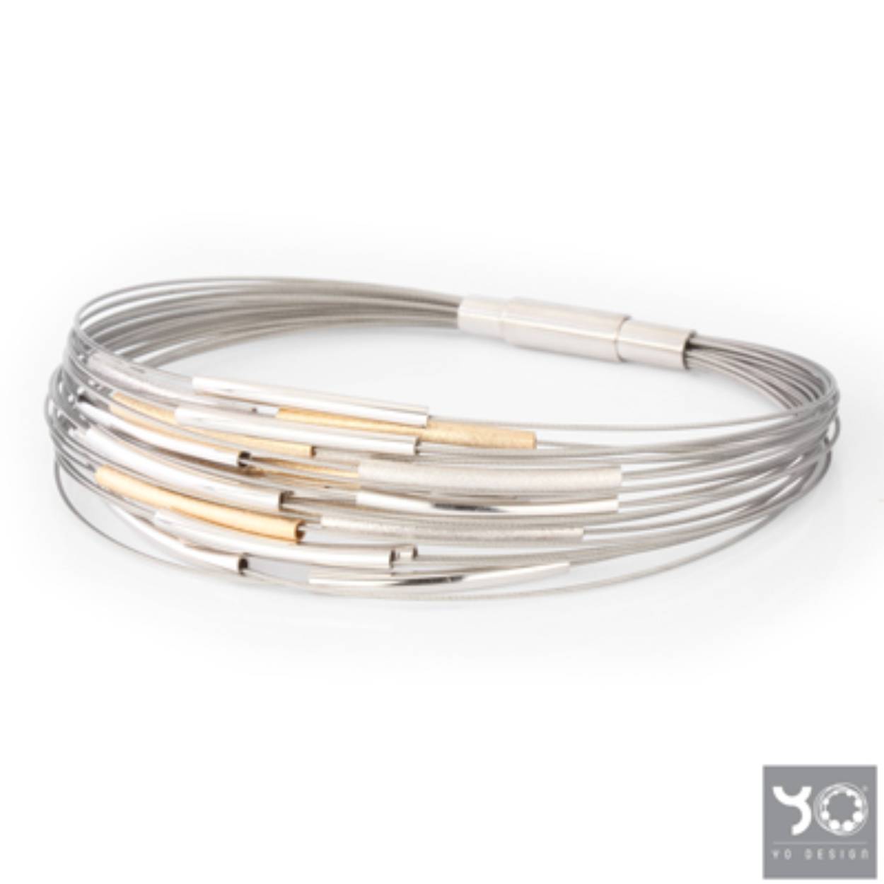deze prachtige armband bestaat uit meerdere staaldraden met echt zilveren en zilver vergulde items. De sluiting bevat een magneet