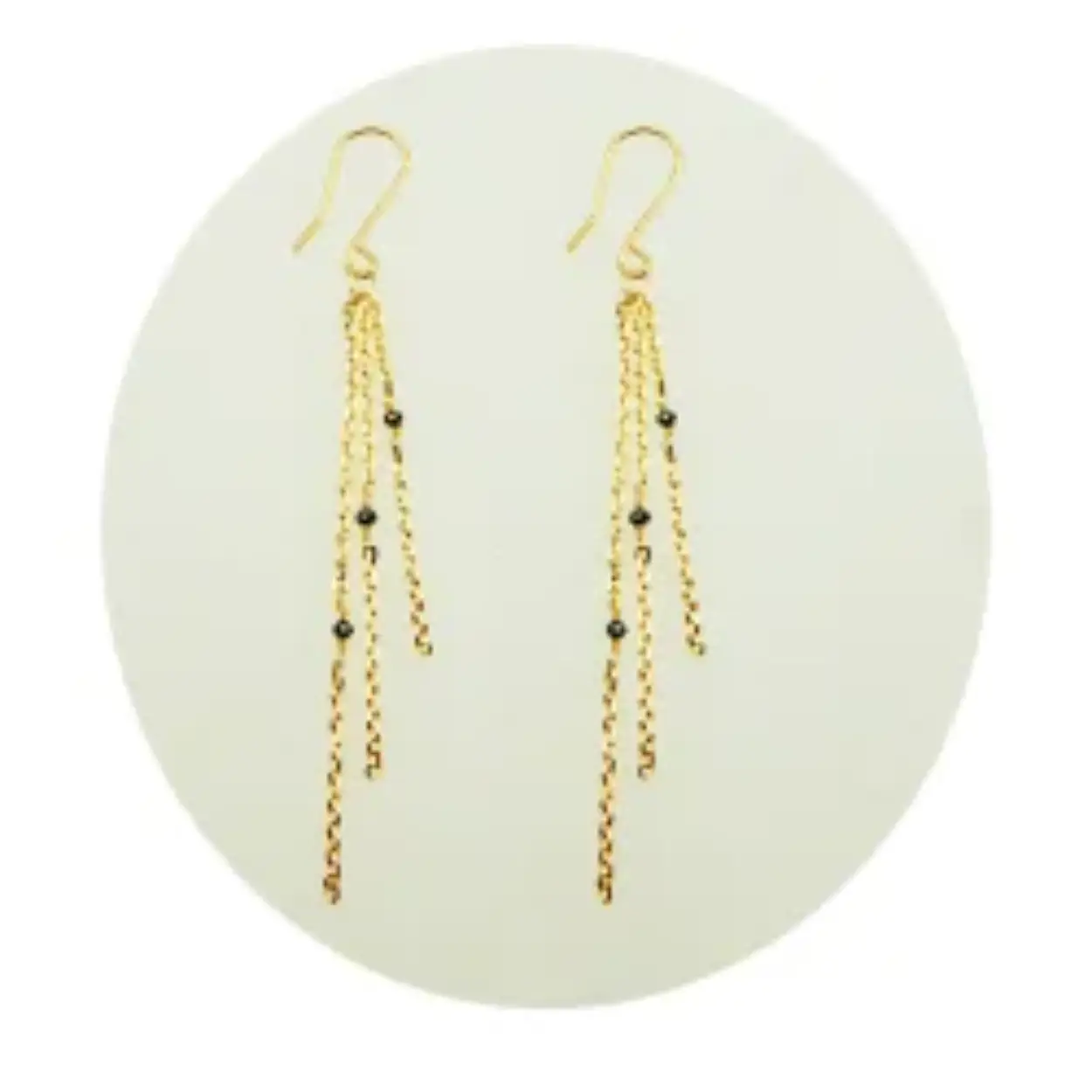 De oorbel is aan alle kanten gediamanteerd/gefacetteerd, dus zeer glanzend/glinsterend - zeer opwindende uitstraling.

Elke ketting met een zwarte gefacetteerde diamant - totale lengte ca. 7cm