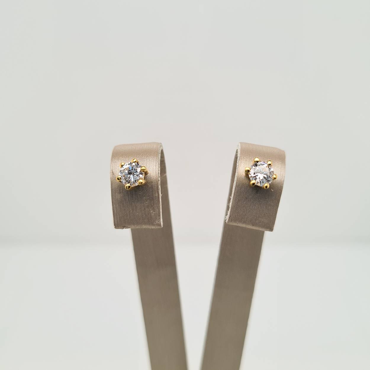 Prachtige 18 karaat gouden oorsieraden met diamant, 0.4crt. 