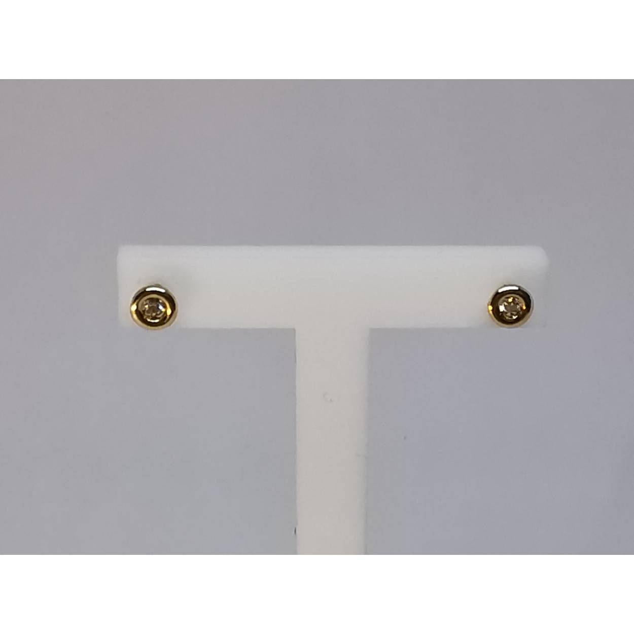 14 Karaat geel gouden solitaire oorstekers met briljant geslepen diamant.