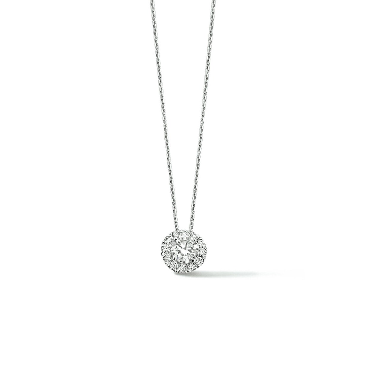 14k Witgouden collier met palladium legering en draaglengtes van 40, 42 en 44cm. De schakelbreedte is 0.7mm. Het collier is uitgevoerd met een Lab grown diamant. Lab grown diamanten zijn diamanten die ontstaan in een laboratorium. Onder extreem hoge druk en temperatuur wordt het natuurlijk ontstaansproces nagebootst met als eindresultaat een diamant met dezelfde chemische eigenschappen maar met een andere oorsprong.