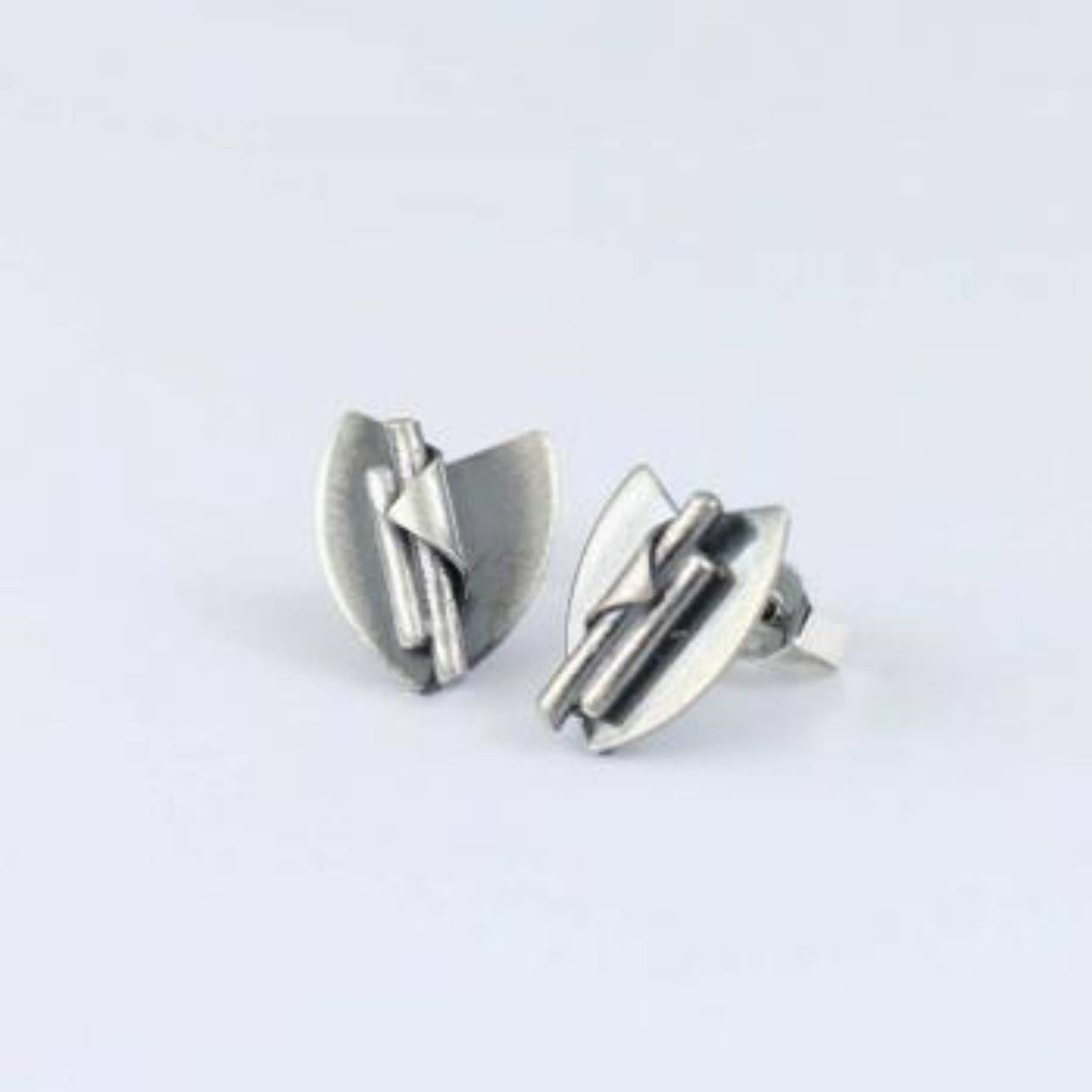 Buttner Schmuck handgemaakte sieraden vervaardigd in een klein atelier uit de Harz, zilveren oorkoppen