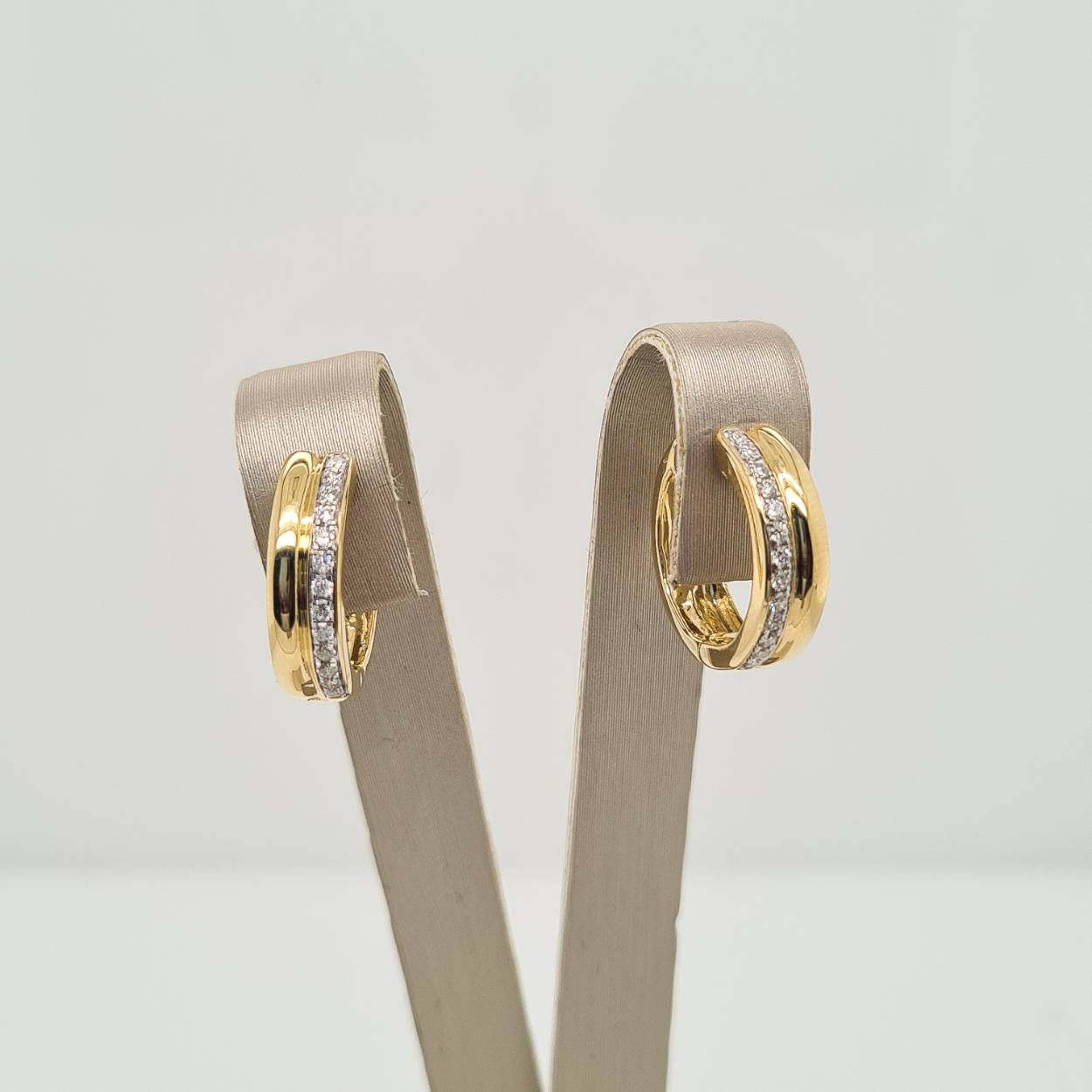 Prachtige 14 karaat gouden oorbellen met diamant, 0.18crt.