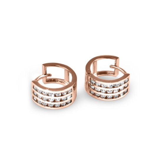 Zilveren oorringen van het merk New Bling. Deze oorringen heeft een diameter van 12 mm en een breedte van 8 mm. Om het tot een prachtige stuk sieraad te maken zijn deze oorringen afgewerkt met 3 rijtjes zirkonia steentjes. De combinatie van het warme rosé en de schittering van de zirkonia maakt deze oorringen tot een ware oorversiersel.