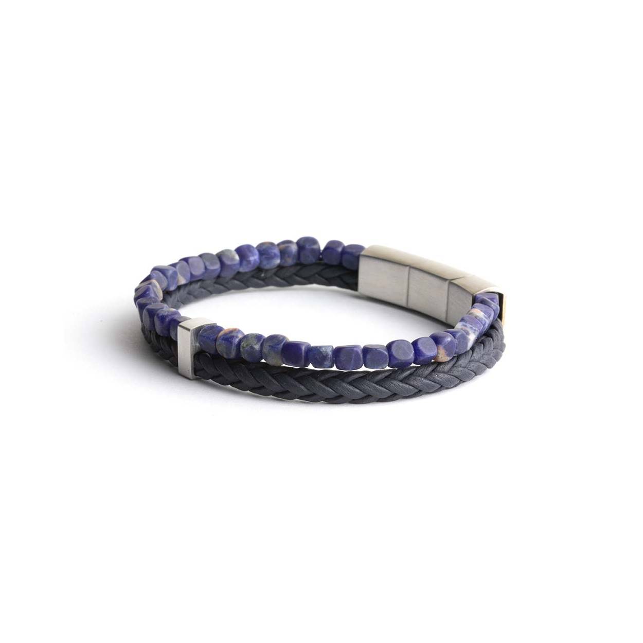  Het blauwe leer dat voor deze Double Blue armband werd gemaakt, is werkelijk uitzonderlijk: het wordt met de hand geweven in Toscane, Italië. Je zal duidelijk het verschil voelen met elk soort leer dat je ooit hebt geprobeerd. Hij krijgt een extra tussenstukje mee zodat je de armband met +-1 cm van maat kan veranderen.

De armband wordt afgewerkt met 4mm Sodaliet steen. Deze steen is gemaakt van een vrij zeldzaam mineraal dat bekend staat om zijn blauwe tot violetblauwe kleur. Soms wordt hij gekenmerkt door witte aders of vlekken die door de steen lopen. Hij zou je zelfvertrouwen een boost geven.
