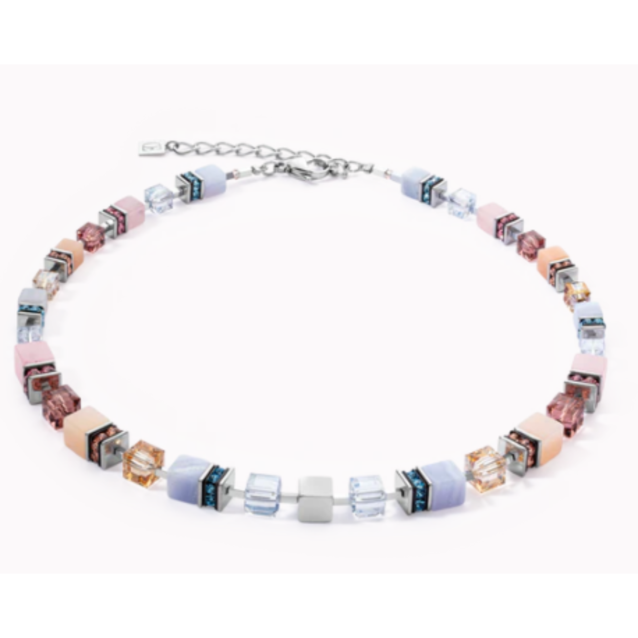 De kleurrijke sieraden collectie van Coeur de Lion wordt handgemaakt in Duitsland. Op een sterke basis van staaldraad worden elementen van verschillende materialen zoals staal, swarovski kristallen, edelstenen en zoetwaterparels geregen. De bekende Geo-Cube collectie is inmiddels in vele kleurcombinaties uitgevoerd. Bij iedere outfit past een eyecatcher van Coer de Lion!

Het Coeur de Lion 3039/10-0738 GeoCube Collier is gemaakt van zilverkleurige edelstalen elementen in combinatie met rozenkwarts, blauwe aventurijn, swarovski kristallen en polaris in verschillende tinten.