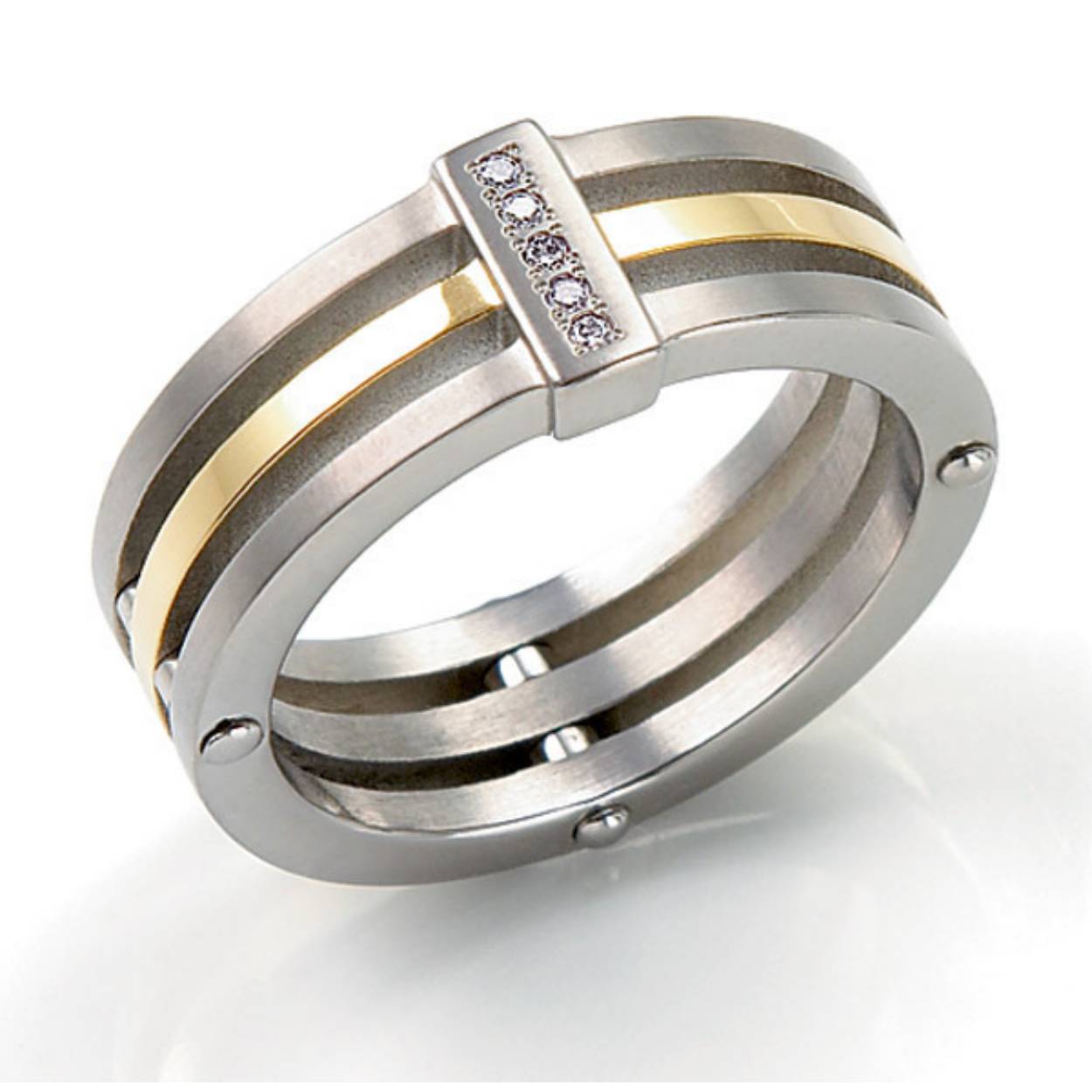 Deze prachtige ring is volledig vervaardigd uit titanium. De ring is opgebouwd uit twee gematteerde ringen en een deel met gepolijste geelgoud vergulde afwerking. Het model is verder gezet met 5 * 0.025 ct briljant geslepen diamant. Breedte: 8 mm.