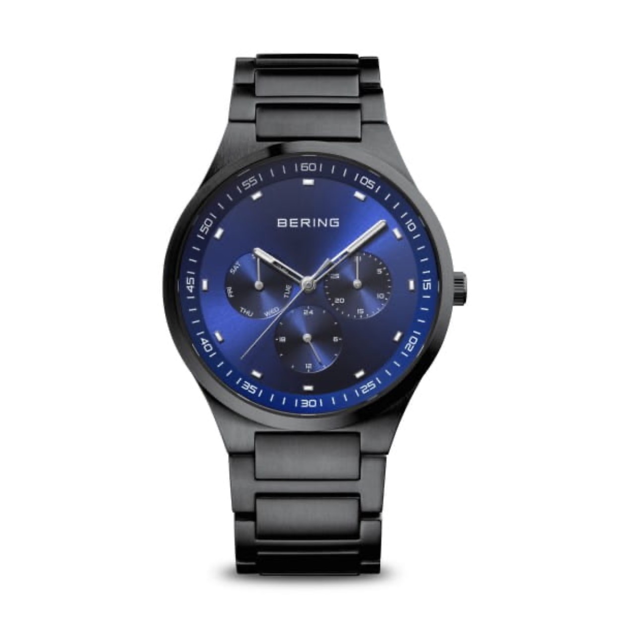 Zwart geborsteld herenhorloge met stalen band van het merk Bering met blauwe wijzerplaat, en dag-datum aanduiding, en een kwarts uurwerk.