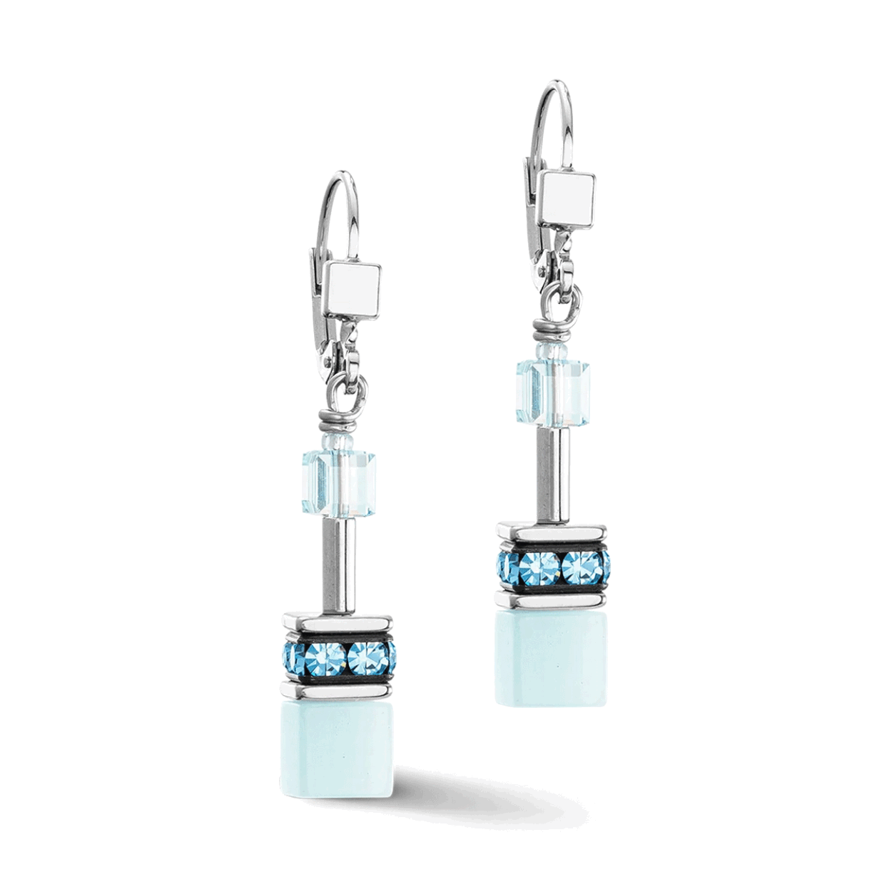 GeoCUBE® Iconic Mono Silver Earrings Ice Blue: Delicate winterfrisheid De GeoCUBE® Iconic Mono Silver Earrings in ijsblauw vangen de koele elegantie van een winterochtend. De ijsblauwe blokjes glinsteren subtiel en voegen een frisse, stijlvolle touch toe aan je look. Perfect voor elke dag of speciale gelegenheden, deze oorbellen maken een subtiel, elegant statement.