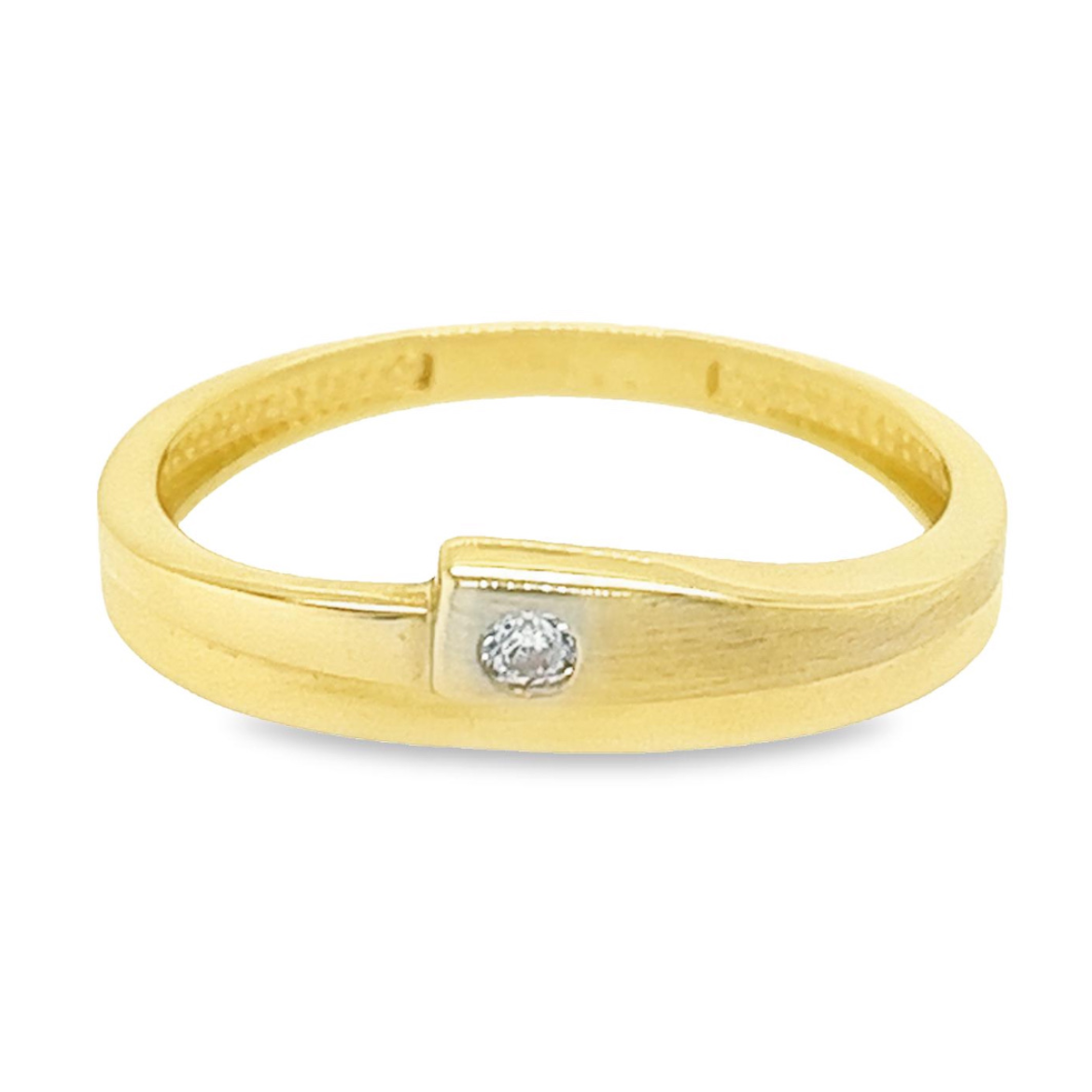 Deze geel gouden ring is gedeeltelijk gematteerd en voor het grootste gedeelte glad gepolijst. Het fantasieontwerp is bijzonder en zorgt voor een alledaagse uitstraling. De briljant geslepen zirkonia steen zorgt ervoor dat deze ring helemaal compleet is.