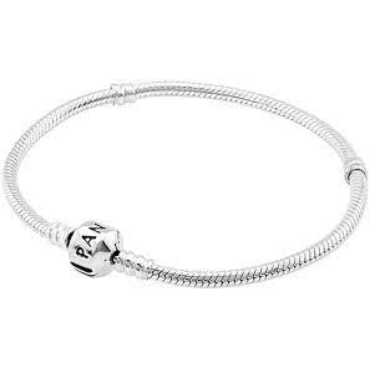 Deze bestverkochte bedelarmband is de ideale basis voor jouw Pandora collectie. Deze slangenarmband is gemaakt van sterling zilver en is voorzien van Pandora's bekende tonsluiting zodat hij veilig dicht blijft. Het innovatieve schroefdraadsysteem maakt het eenvoudig om de bedels op jouw armband te schroeven. Voeg er eenvoudig een paar clips aan toe om de armband in drie groepjes te verdelen en kies dan je favoriete Pandora bedels om jouw unieke stijl uit te dragen.