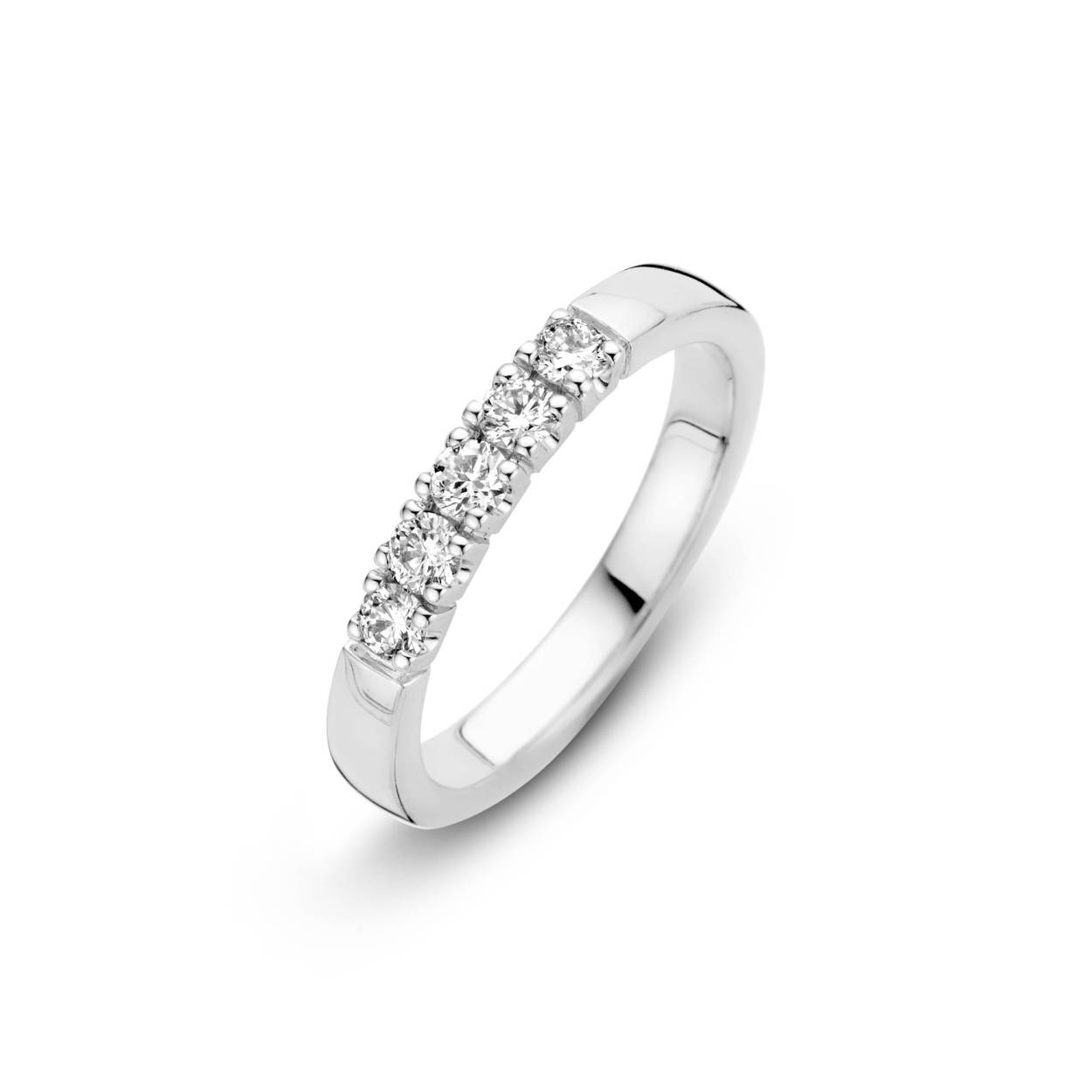Memoria
Memoria sieraden kunnen bij elk memorabel moment worden uitgebreid met één of meerdere briljanten zodat de herinneringen in een steeds mooier sieraad bewaard blijven. Combineren van ringen met half creolen, creolen, hangers of armbanden, maken een set compleet. De ringen kunnen met aanschuifringen (siders) vervolmaakt worden tot een perfecte combinatie.