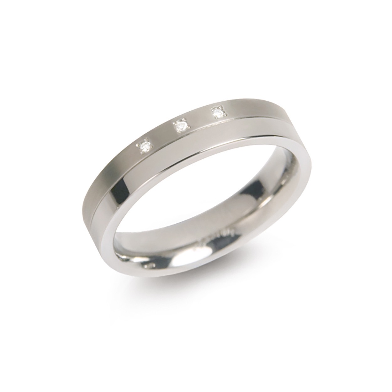 Boccia Titanium 0129-03
Deze gematteerde ring van Boccia Titanium heeft een glanzend accent en drie met de hand gezette diamanten. De diamanten in dit sieraad zorgt voor een sprankelend effect. De ring is 4,3mm breed. 

HET MERK
Boccia Titanium is het titanium merk van Nederland, dat zijn oorsprong in Duitsland vindt en is opgericht in het jaar 1992. Ontwikkeld door internationale ontwerpers. Alle titanium componenten van de BOCCIA TITANIUM collectie zijn gemaakt van 99,7% puur titanium; het bijzondere materiaal. Alle titanium componenten van de BOCCIA TITANIUM collectie zijn gemaakt van 99,7% puur titanium; het bijzondere materiaal. 

SPECIFICATIES
- Puur titanium
- 3 diamanten 0.015 ct
- Gematteerd met een glanzend accent
- Bolle binnenkant
- 4,3mm breed