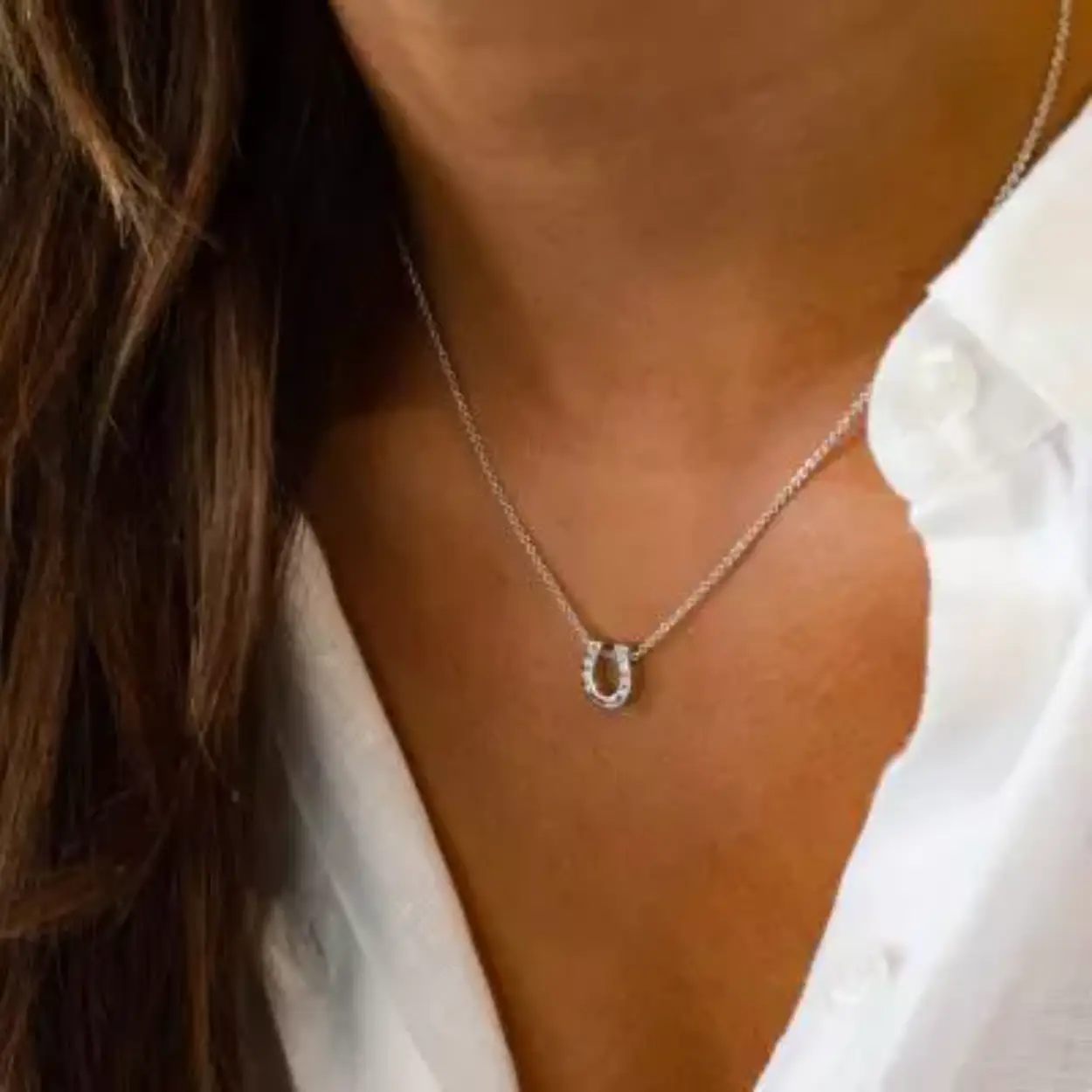 Hoefijzer hanger, inclusief collier. Dit sieraad wordt aan de achterkant gevuld met as en wordt vermengd met onze speciale hars.

nclusief collier
Hanger wordt aan de achterkant gevuld
Ook verkrijgbaar in geelgoud, witgoud en roségoud
Zirkonia’s

Prijs is exclusief het vullen met as.