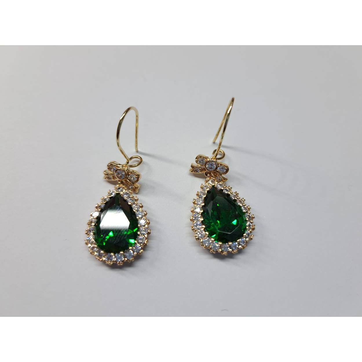 14 Karaat geel gouden oorhangers met synthetische emerald bezet met zirkonia 