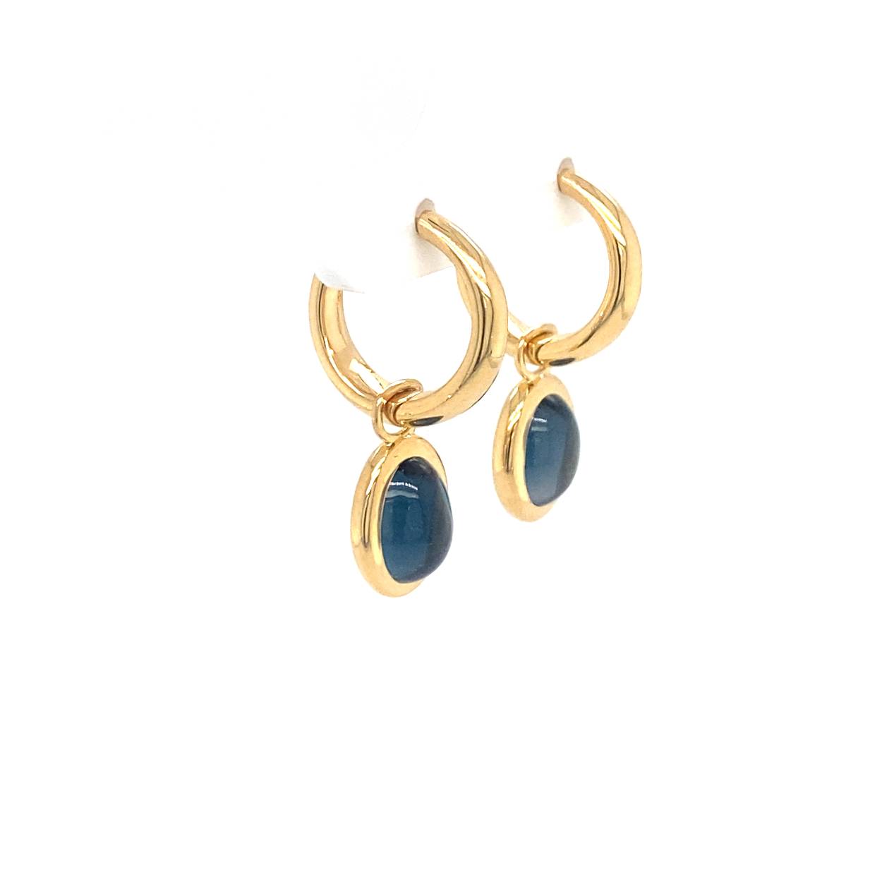 18 krt geelgouden creolen met ovaal cabochon geslepen london blue topaas