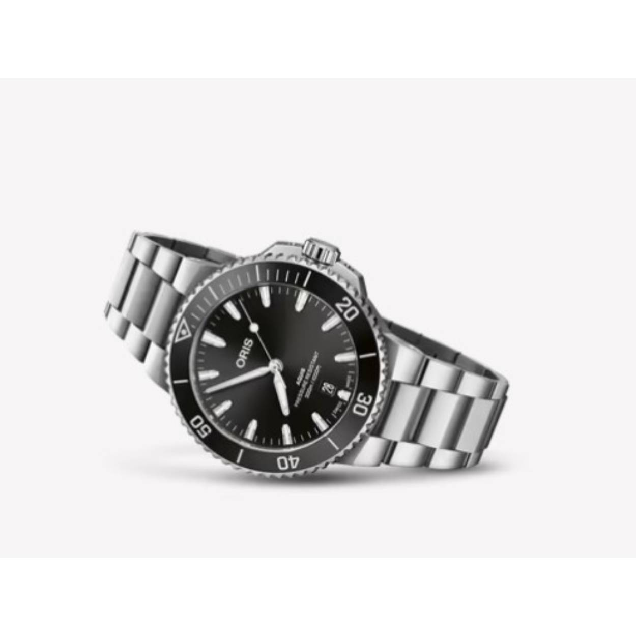 Oris Aquis Date met zwarte wijzerplaat en een gang reserve van 41 uur.