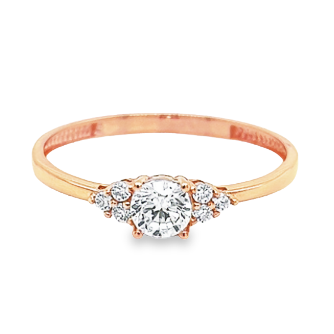 Deze rosé gouden ring is ontzettend leuk! De ring is erg fijn afgewerkt en de in totaal zeven briljant geslepen zirkonia stenen zijn gezet op een bijzondere manier, wat de ring een klassieke uitstraling geeft.