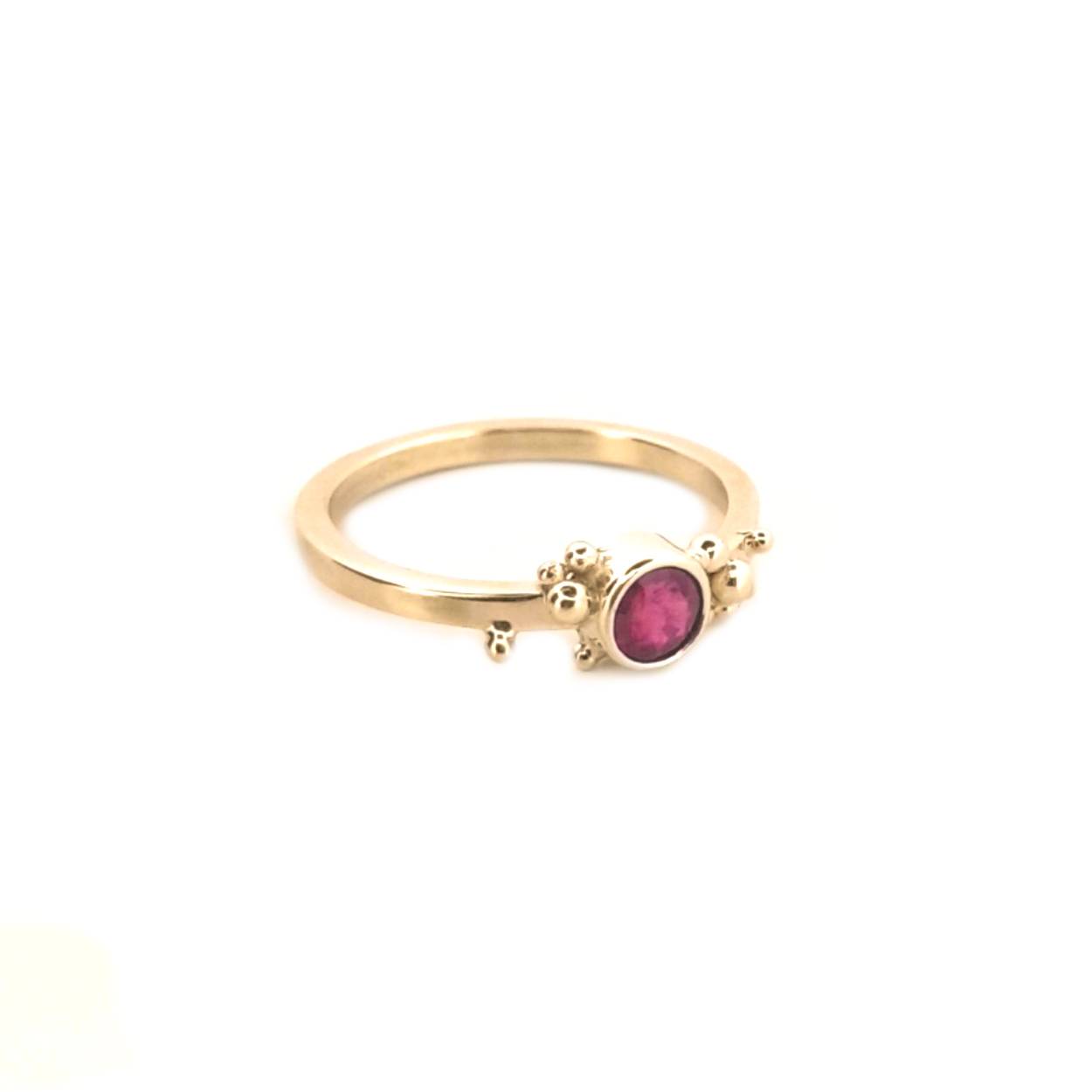 Gouden ring met granaat. Het minimalistische design zorgt ervoor dat je deze ring bij elke look kan dragen. Deze prachtige granaat heeft een diepe rood/roze kleur. Door de geelgouden zetting met de kleine bolletjes wordt dit sieraad een eyecatcher van jouw look. 

Deze ring is te bestellen in maat 56/18

De ring kan op elke gewenste maat gemaakt worden. Echter na aanpassing van de ringmaat beschouwen we de ring als maatwerk. Mocht je twijfelen over de maat neem dan gerust contact op.

Maak een afspraak en kom deze sierlijke ring eens passen! Of bestel haar gelijk, dan sturen we deze mooi verpakt naar je toe.
