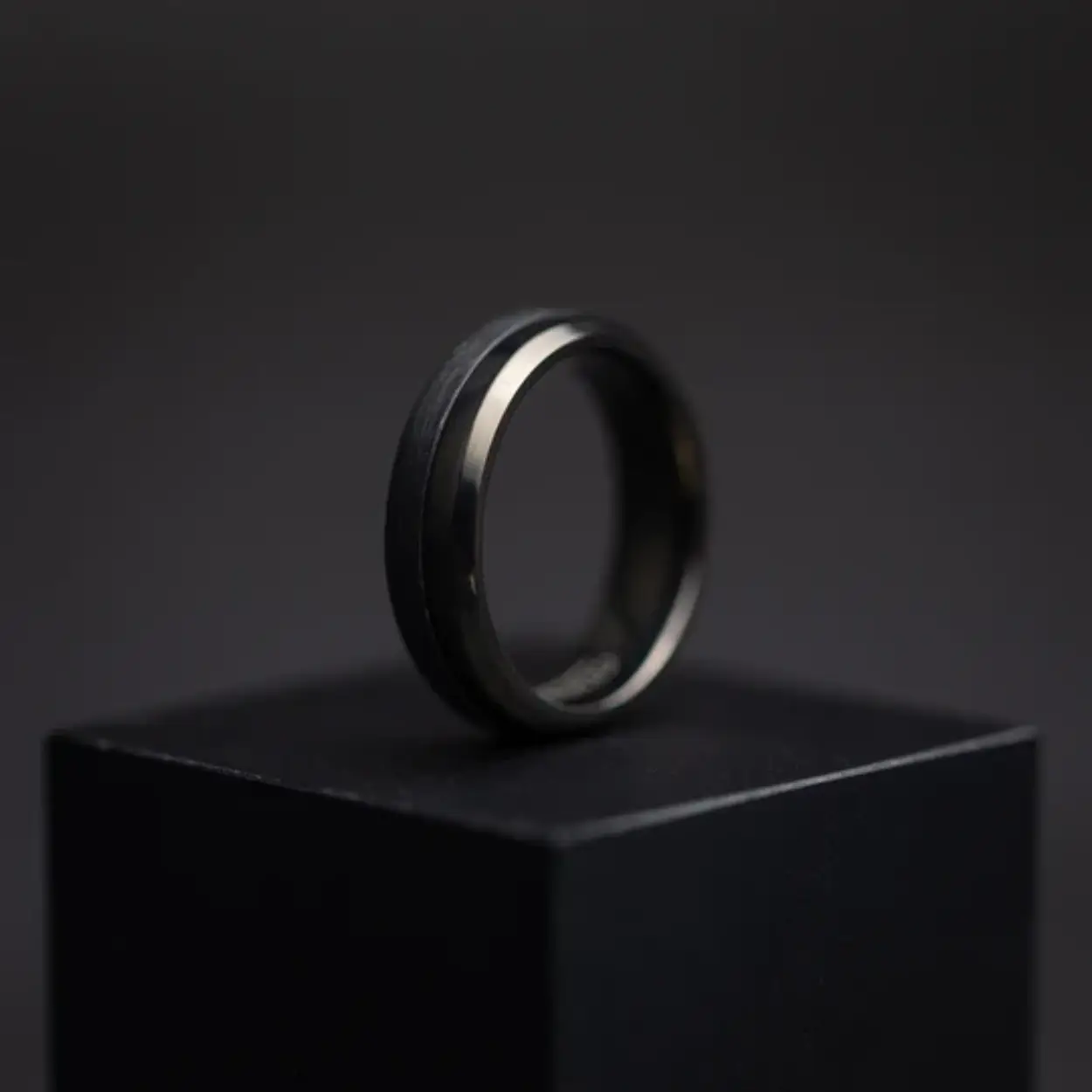 De Astrum Black ring is gemaakt van graad 2 titanium en afgewerkt met een dun laagje gesmeed carbon.

De zwart op zwart tinten passen perfect bij elkaar en de binnenkant van de ring is afgewerkt met een comfort fit waardoor hij erg fijn voelt om te dragen. Deze Astrum ring is 6 mm breed en is verkrijgbaar in alle even maten van 54 tot 72.

Waarom hebben we gekozen voor titanium van klasse 2?
- Het is vederlicht
- Het is supersterk
- Het is een exclusief materiaal dat ook wordt gebruikt in raceauto's, motorboten en ruimtevaart

De ring heeft een comfortabele pasvorm aan de binnenkant en is zeer comfortabel om te dragen. Door de lichtgewicht materialen kun je deze ring zonder problemen dag in dag uit dragen.

De modelnaam 'Astrum' is afgeleid van het Latijn en betekent letterlijk 'een ster', aangezien dit werkelijk een van de sterren uit onze ringencollectie is.