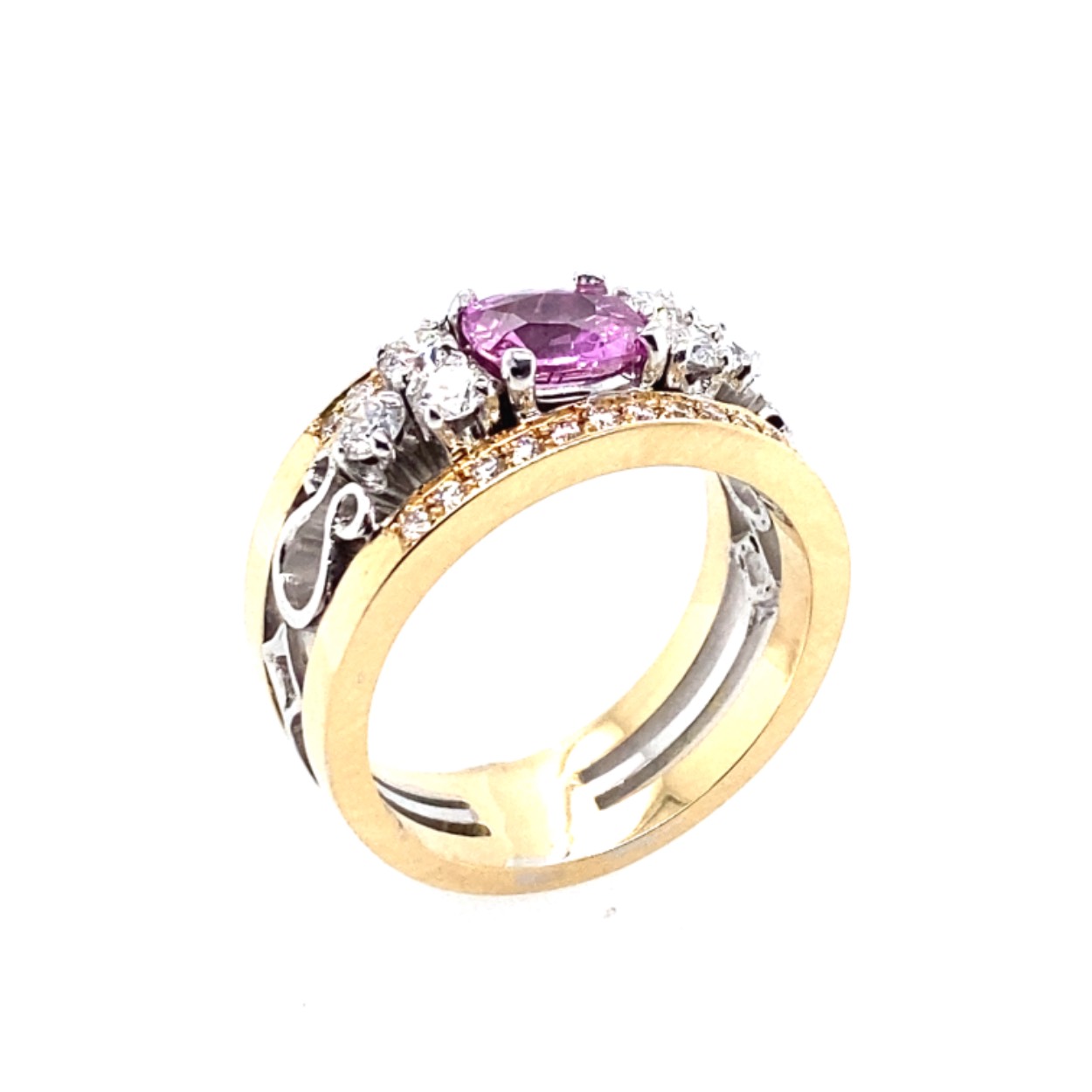 bicolor gouden handgemaakte  bandring met 0,52crt briljant en een 1,11ct natuurlijke  roze saffier