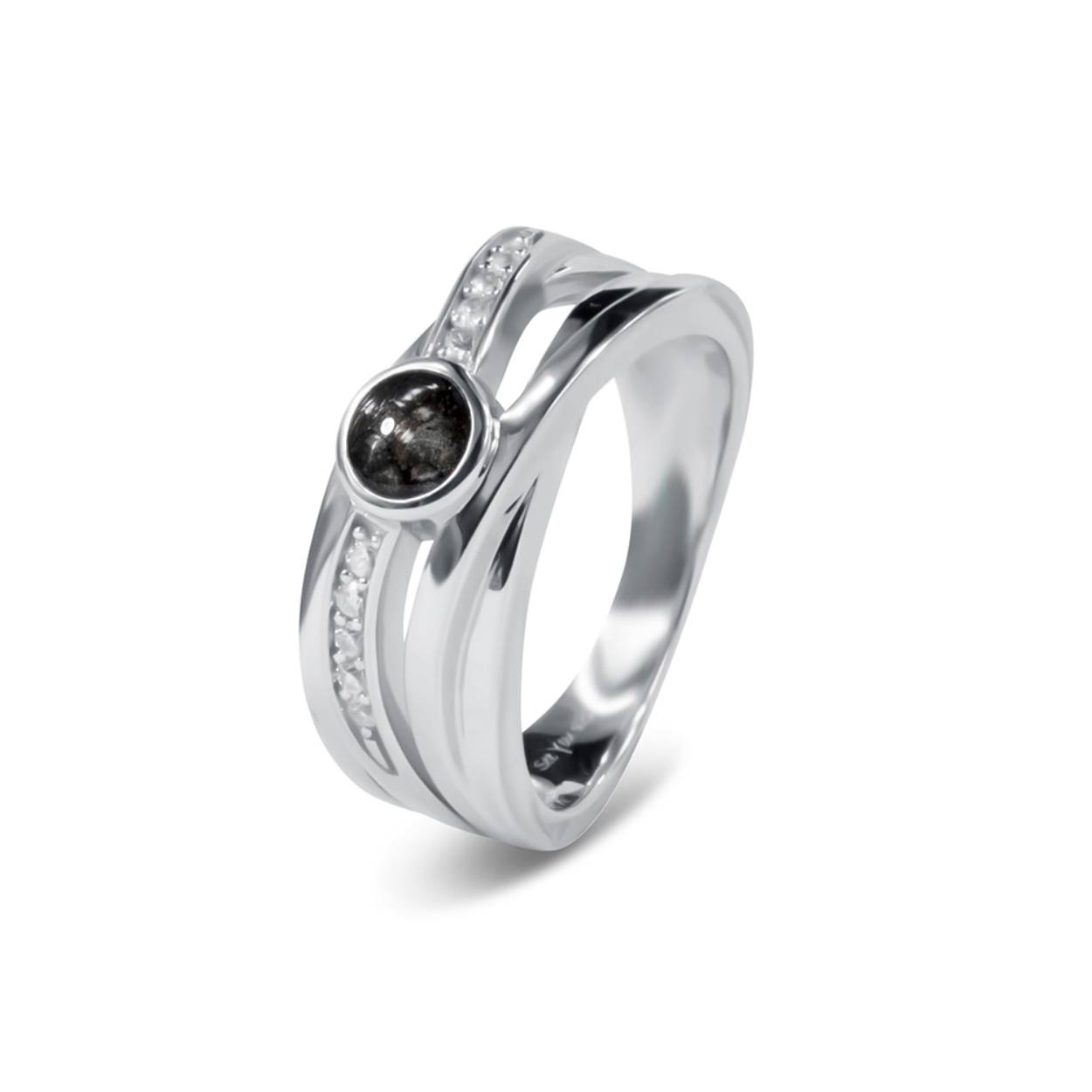 Zilveren ring met zirkonia. Dit sieraad wordt zichtbaar aan de voorkant gevuld met as en wordt vermengd met onze speciale hars. U kunt dit helaas niet zelf. Dit word door ons verzorgd en hier kunt u bij aanwezig aanwezig zijn.