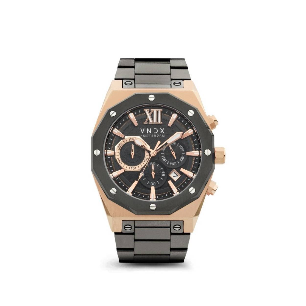 Ben jij dé Wise Man bij wie dit horloge perfect past? De matzwarte geborstelde stalen band die zorgt voor een krachtige uitstraling! Wordt in balans gebracht door de elegantie van de rosé gouden kast. As we say ‘Black fits all!’dus over het matchen bij je outfit bestaan geen zorgen. Dit horloge creëert een unieke mannelijke stijl waar de elegantie vanaf spat! Voorzien van een chronograaf kent deze Wise Man verschillende mogelijkheden. Bang om het horloge te verliezen hoef je niet te zijn. Het horloge beschikt over een vouwsluiting die gezekerd is. Zo zorgt VNDX ervoor dat jij en je Wise Man nooit te laat zijn.  ''Be you, be wise and always do things you feel right about! The Wise Man''