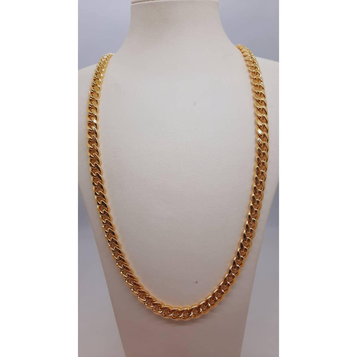 De Coban Link14kt60cm ketting, modelnummer BREA-JOY-0004219, straalt luxe en elegantie uit. Gemaakt van 14-karaats goud, weegt deze gourmette-ketting 20,86 gram en heeft een breedte van 5,4 mm. Perfect voor zowel dagelijks gebruik als speciale gelegenheden, voegt deze ketting een verfijnde glans toe aan elke outfit. Draag solo voor een tijdloze look.