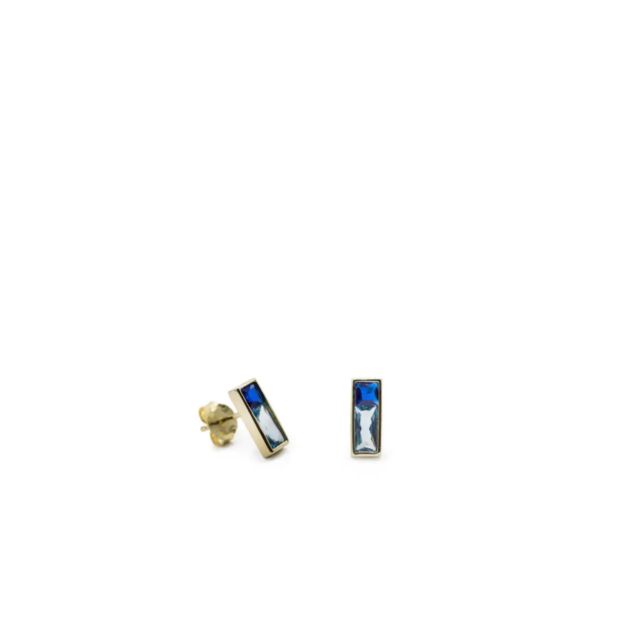 Small earrings with gold plated design blue tones for women. A sophisticated and colorful touch that will not go unnoticed. Small gold-plated silver earrings made up of a square sapphire gemstone and a rectangular blue gemstone. Ideal to wear with the matching necklace, you will fall in love!