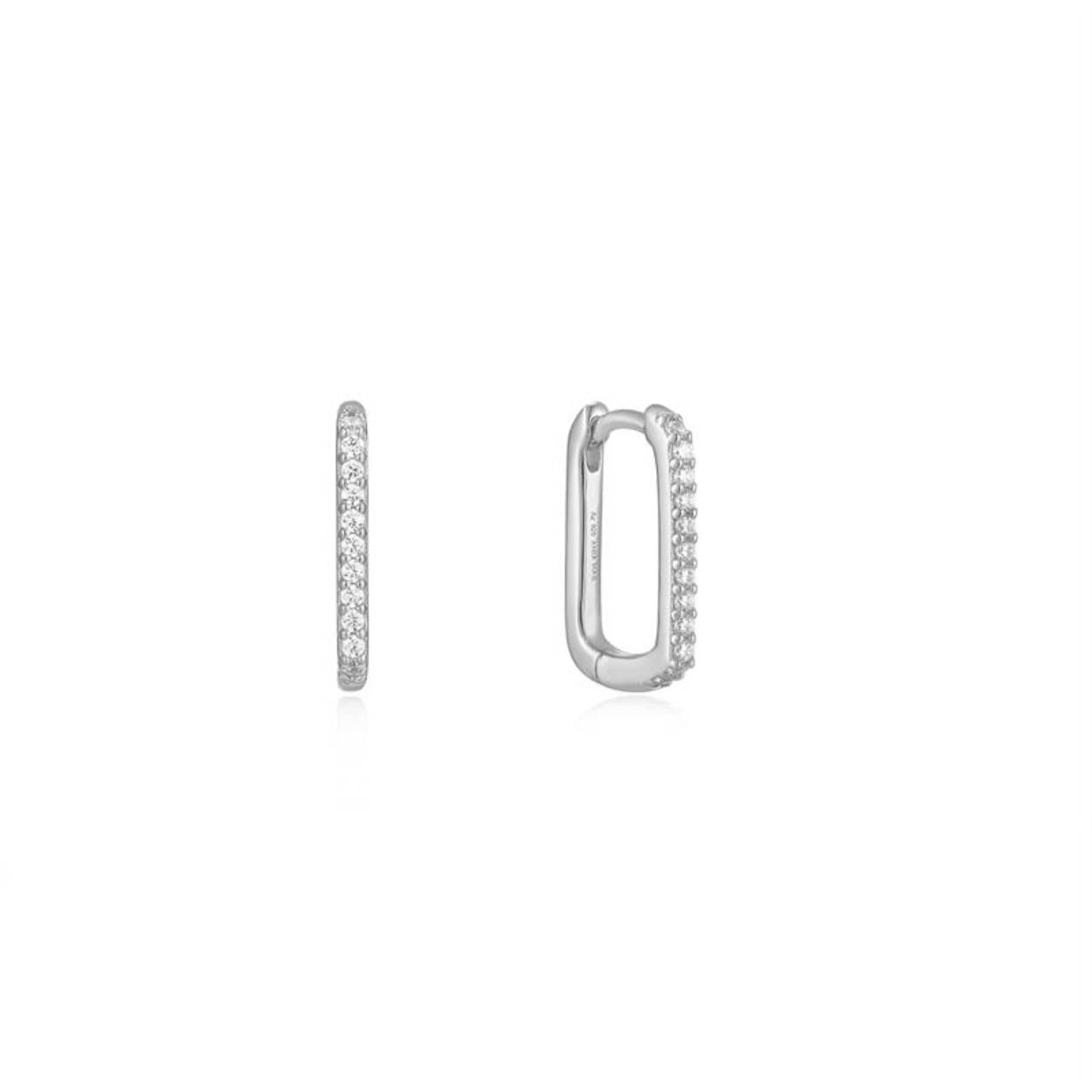 Glam Oval Hoop Earrings
De perfecte balans tussen klassiek en stoer, deze oorringen van Ania Haie. Door de slanke oorring en sprankelende rij zirkonia's perfect voor bij je dagelijkse outfit of avondlook. Deze oorringen geven je een extra reden om te schitteren!

HET MERK
Geïnspireerd door de laatste fashion trends is Ania Haie het toonaangevende sieradenmerk voor hoogkwalitatieve maar ook betaalbare zilveren sieraden, zonder op de kwaliteit in te leveren. Iedere collectie is gebaseerd op de laatste catwalktrends, waardoor Ania Haie snel tot hét sieradenmerk voor stijlbewuste consumenten is verkozen. Elk sieraad wordt ontworpen om te combineren met andere sieraden waardoor je je eigen look kunt creëren. Maar ook zijn Ania Haie sieraden opvallend genoeg om op zichzelf te dragen. Sieraden uit de Ania Haie collectie zijn altijd gemaakt van 925 zilver met een finish van rhodium of van 14kt goud.

SPECIFICATIES
- Glam Oval Hoop Earrings
- Oorringen
- 925 zilver gerodineerd
- 14mm
- AH E037-04H