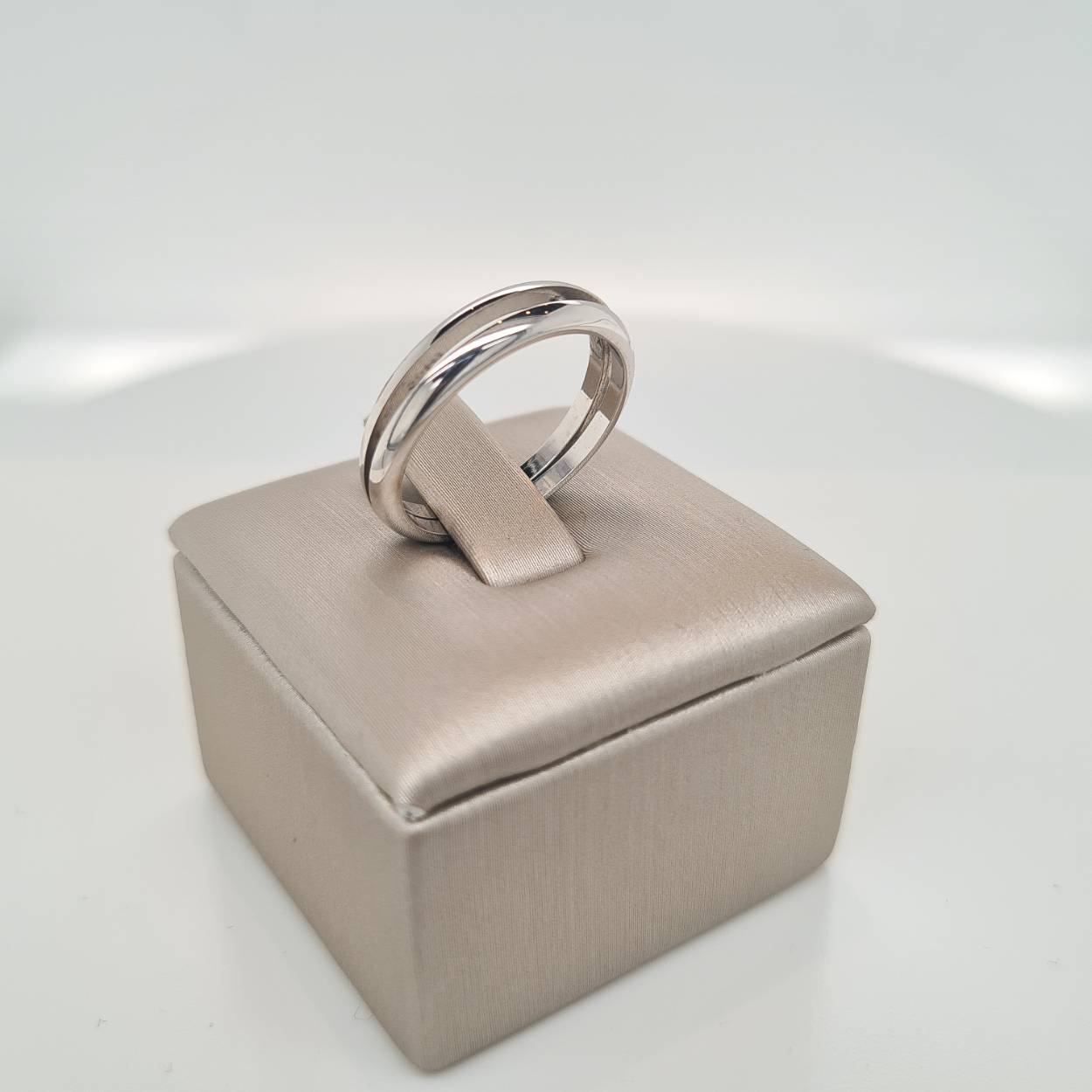 Prachtige fijne set 14krt witgouden aanschuifringen.

Deze ring is maat 52,5 (16 3/4), heeft u interesse in een andere maat? Neem dan contact met ons op.
