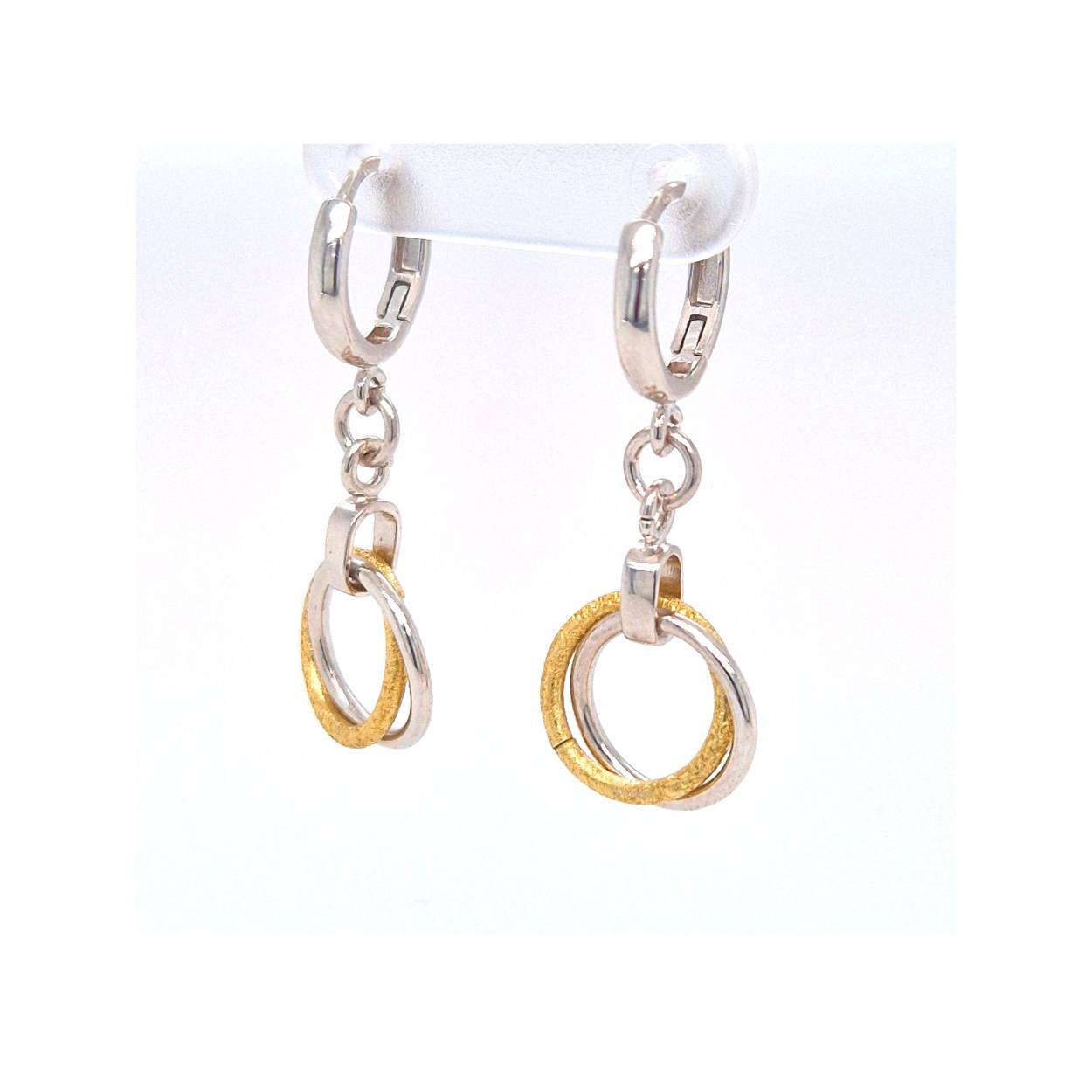 Yo-design is een strakke en elegante sieradenlijn in de combinatie edelstaal met zilveren accenten, die zich nog steeds onderscheidt van de rest van de markt.