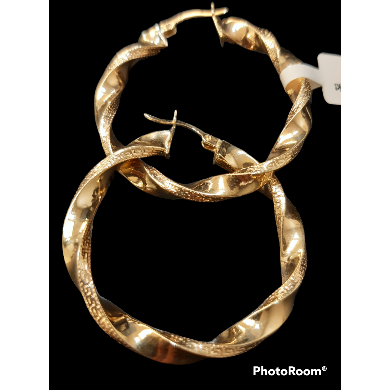 Product BREA-0002317 is een paar gouden creolen, gemaakt van 14-karaat goud met een glanzende afwerking. Ze hebben een breedte en diepte van 4 mm en een diameter van 30 mm. Deze goudkleurige oorbellen zijn perfect voor een elegante en verfijnde look. Combineer ze met andere gouden sieraden voor een complete uitstraling.