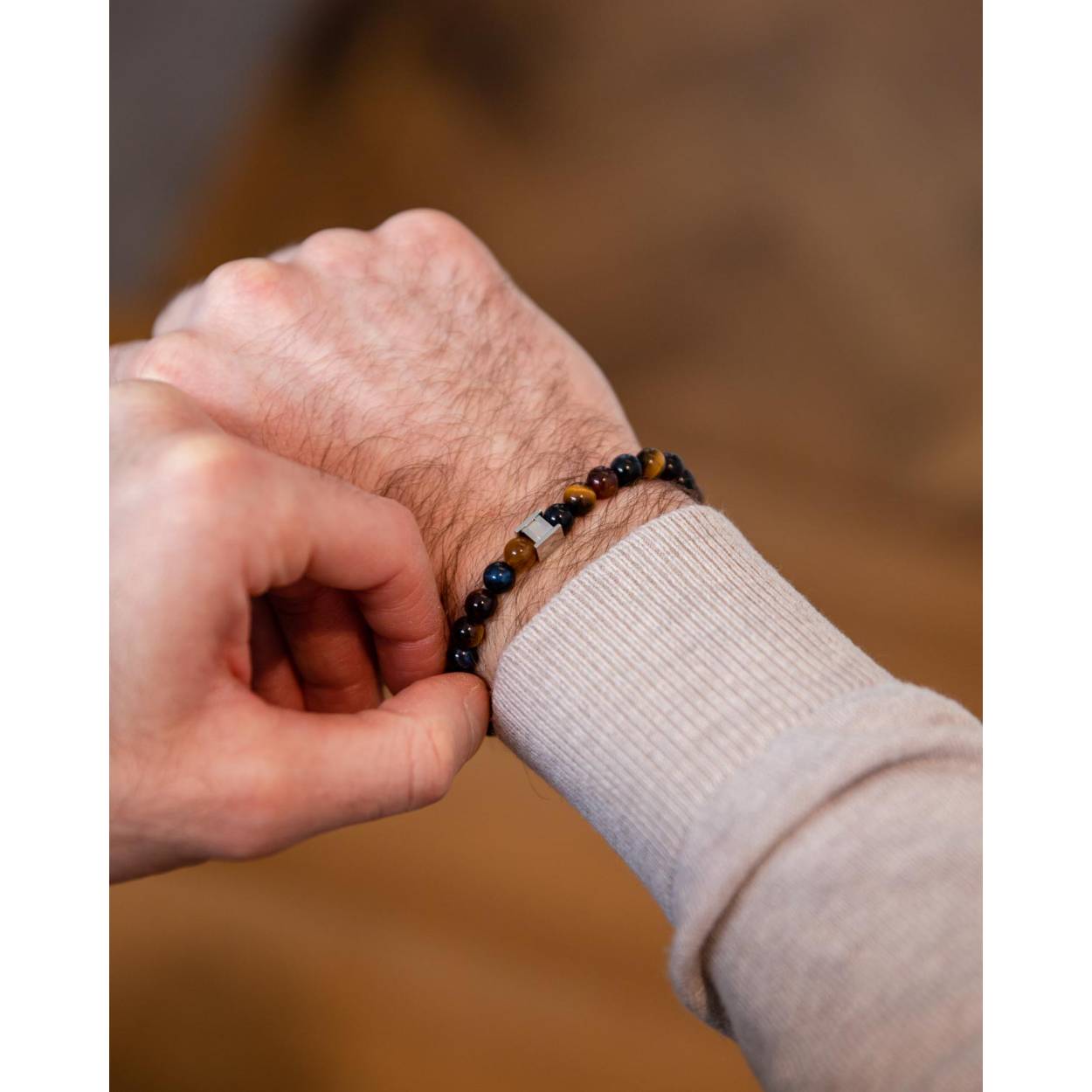 Deze armband is gemaakt van 3 verschillende soorten Tijgeroog stenen van 6mm uit Zuid Afrika. Tijgeroog wordt vaak de "Krijgersteen" genoemd. Het is een krachtige steen die je beschermt tegen negatieve invloeden van buitenaf. Het wordt ook geacht moed, kracht en doorzettingsvermogen te versterken.