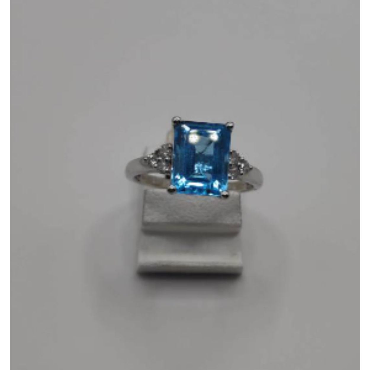 Wit gouden ring met diamanten en topaas