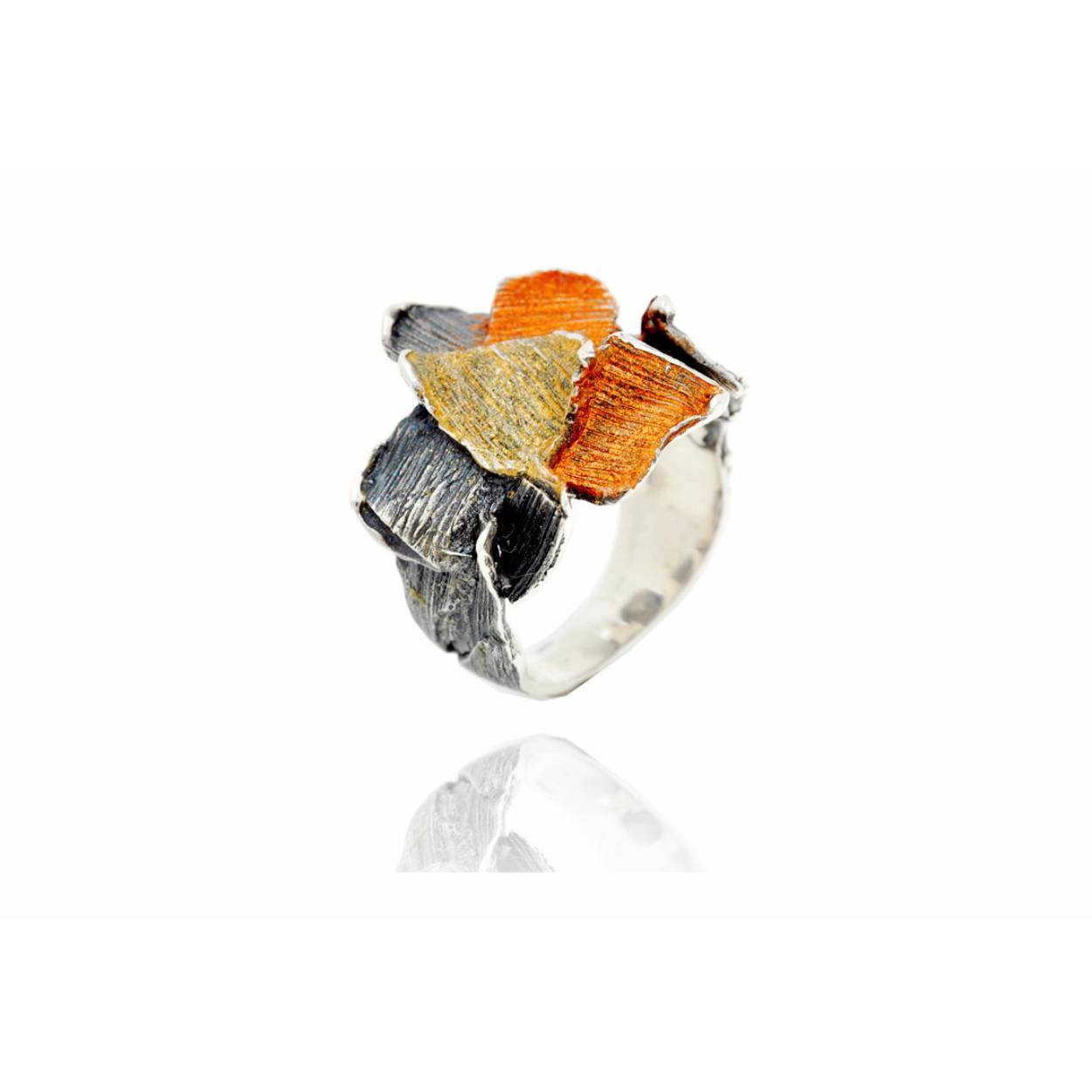 Handgemaakte ring in zilver met emaille.